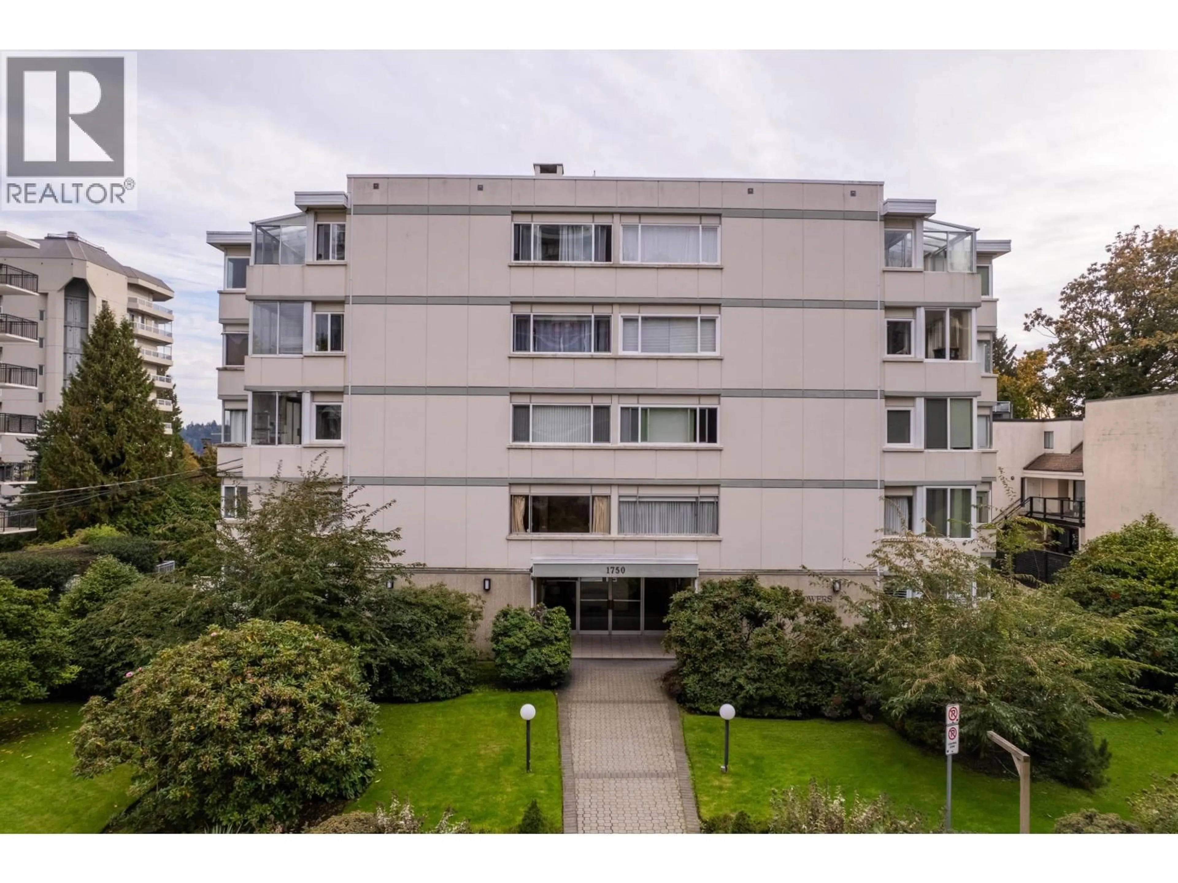 A pic from outside/outdoor area/front of a property/back of a property/a pic from drone, unknown for 402 - 1750 ESQUIMALT AVENUE, West Vancouver British Columbia V7V1R8