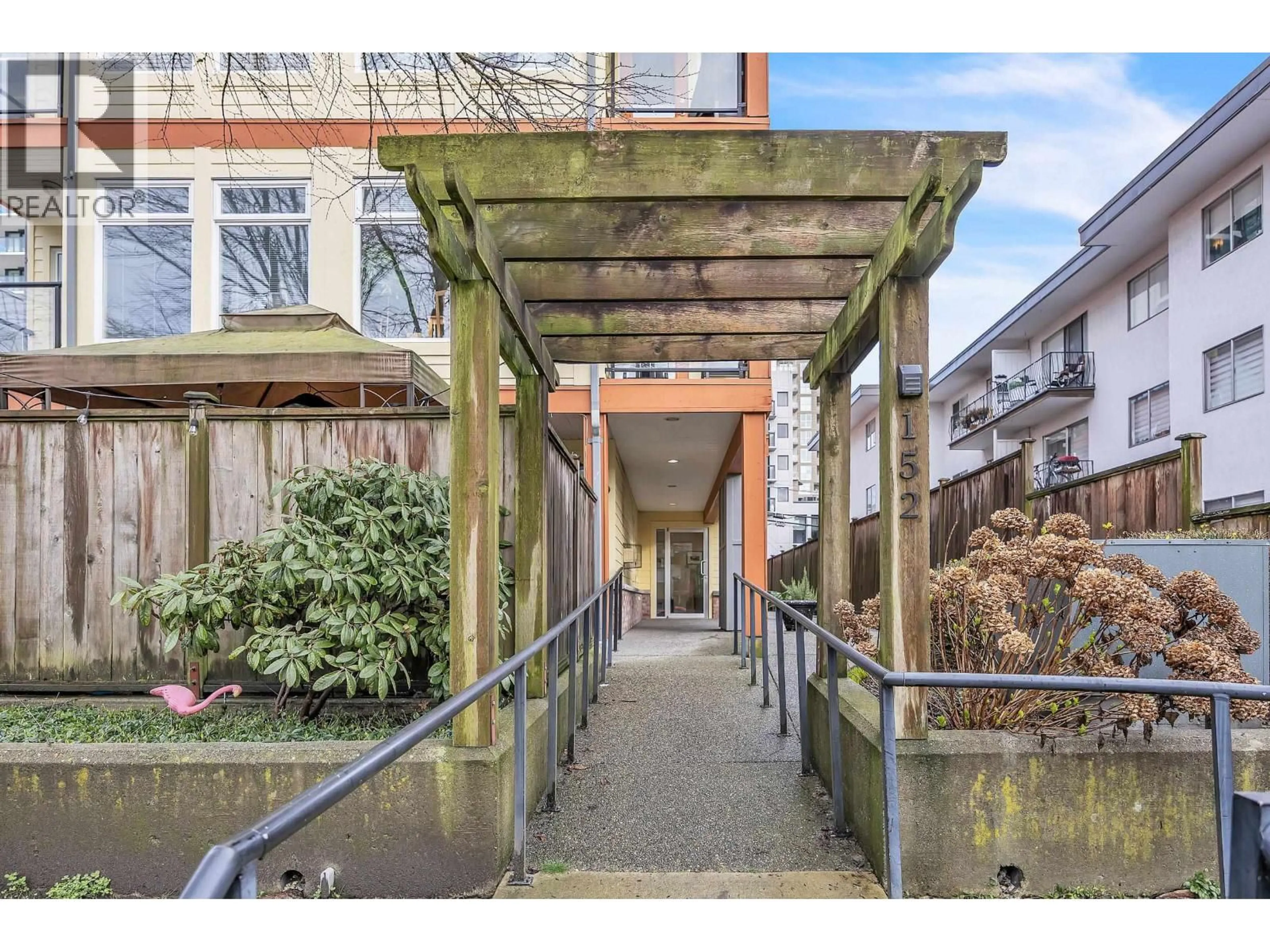 Indoor foyer for 302 - 152 12TH STREET, North Vancouver British Columbia V7L2J4