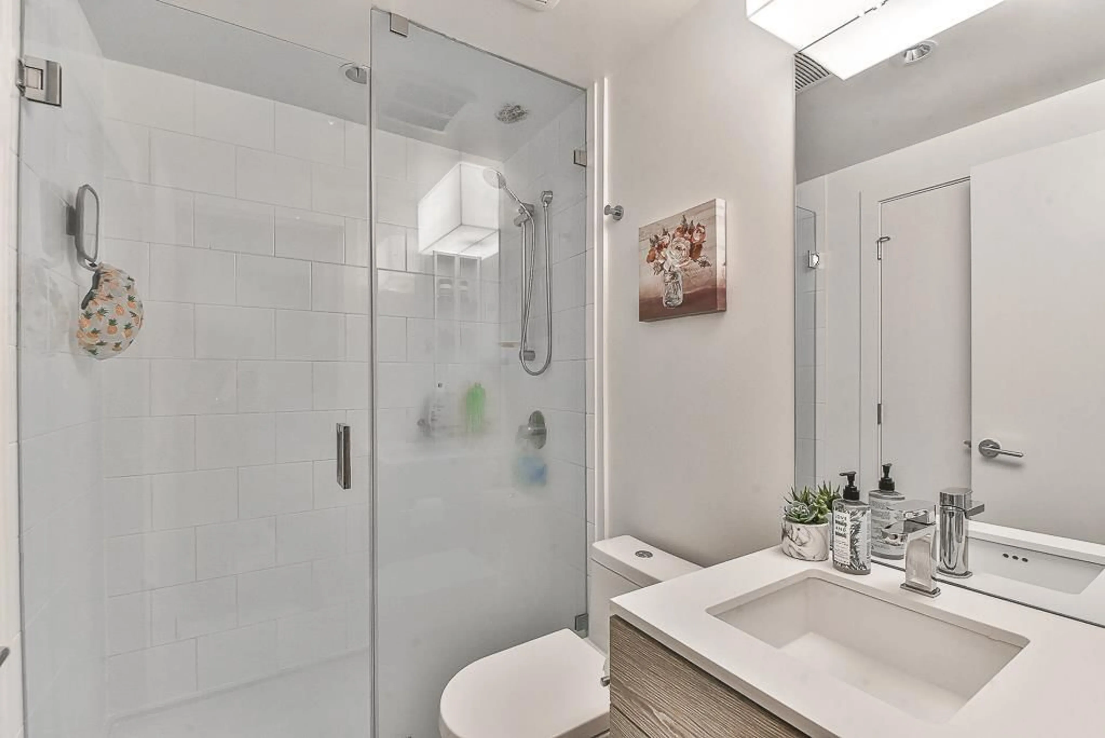 Contemporary bathroom, ceramic/tile floor for 1009 - 13438 CENTRAL AVENUE, Surrey British Columbia V3T0N2