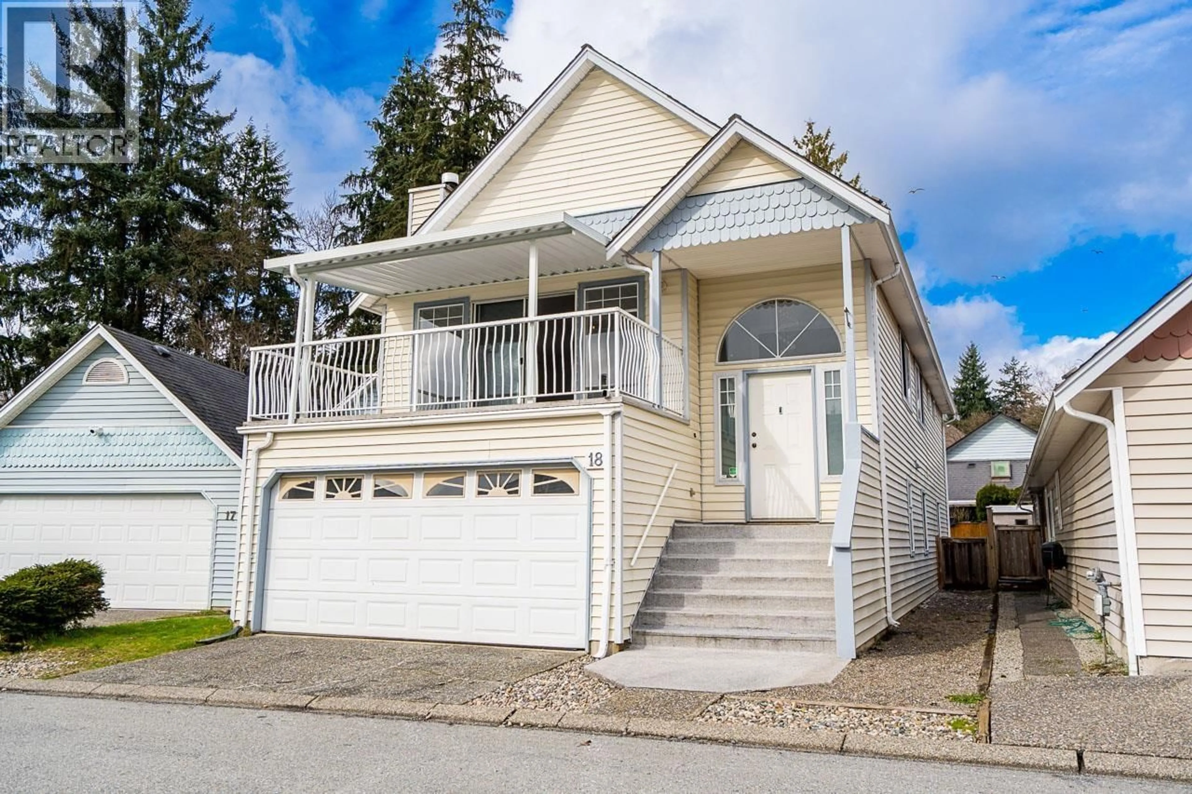 Home with vinyl exterior material, street for 18 - 2865 GLEN DRIVE, Coquitlam British Columbia V3B6Y8