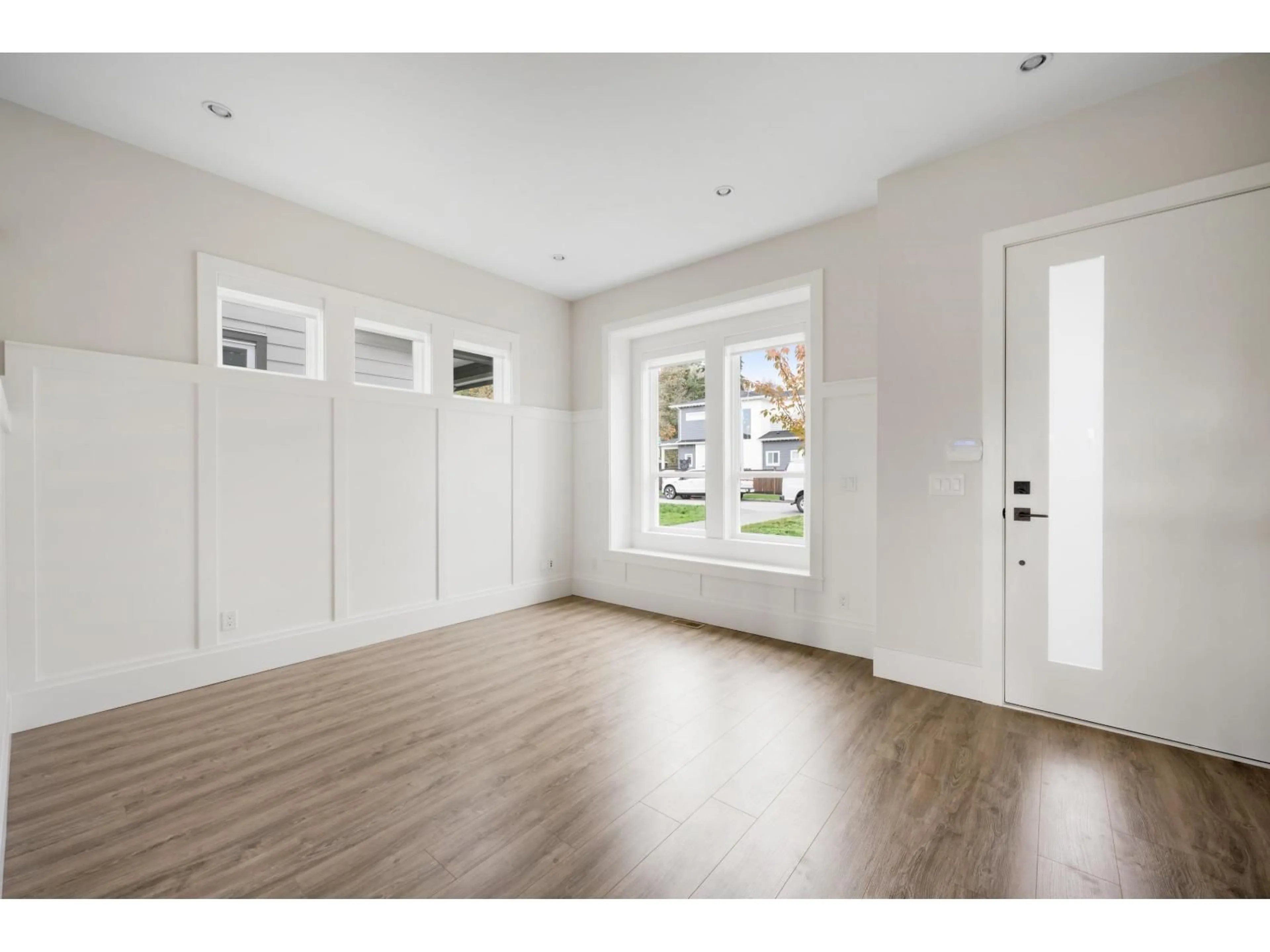 Indoor entryway for 16742 20A AVENUE, Surrey British Columbia V3Z1J4