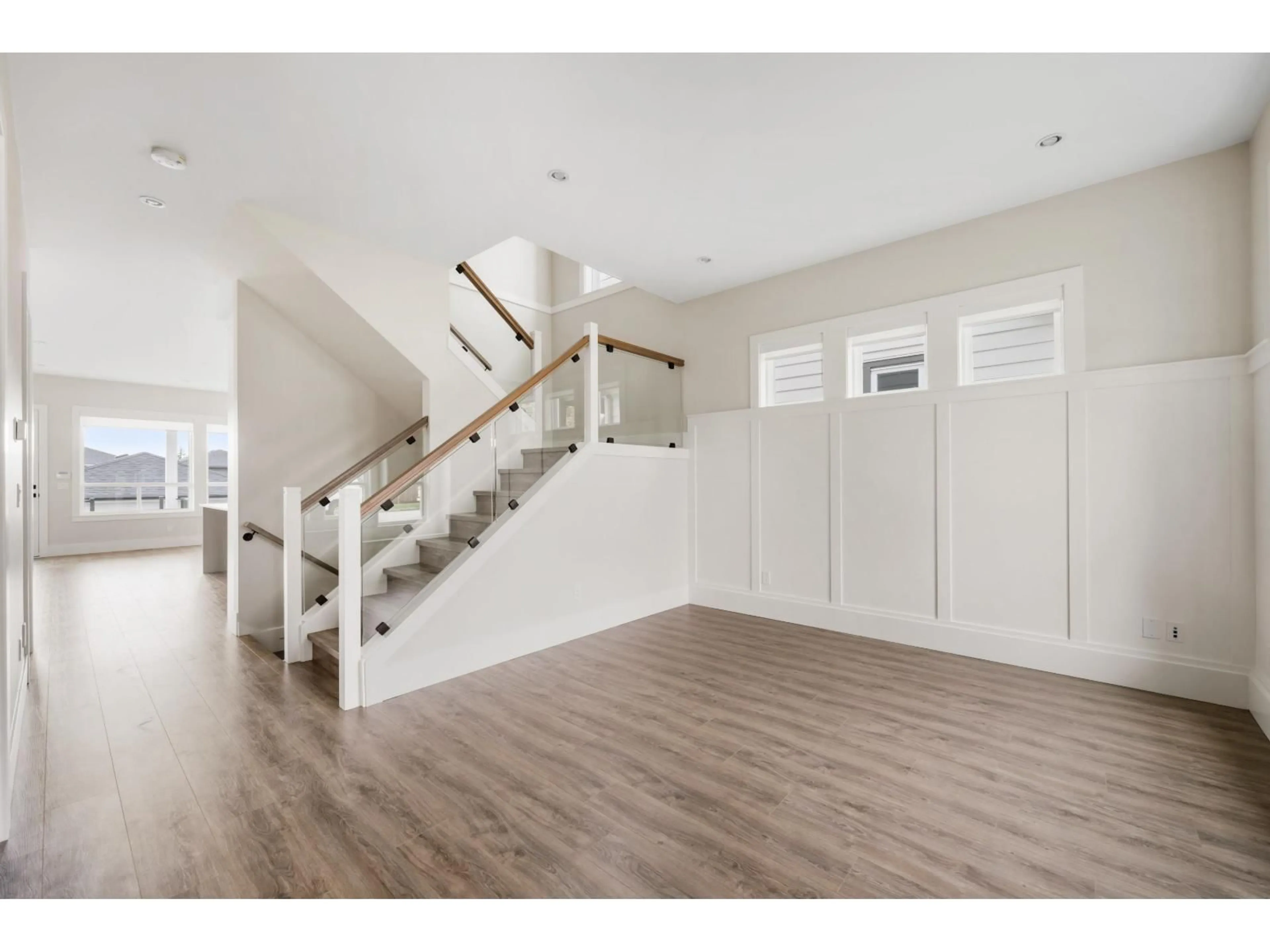 Indoor entryway for 16742 20A AVENUE, Surrey British Columbia V3Z1J4