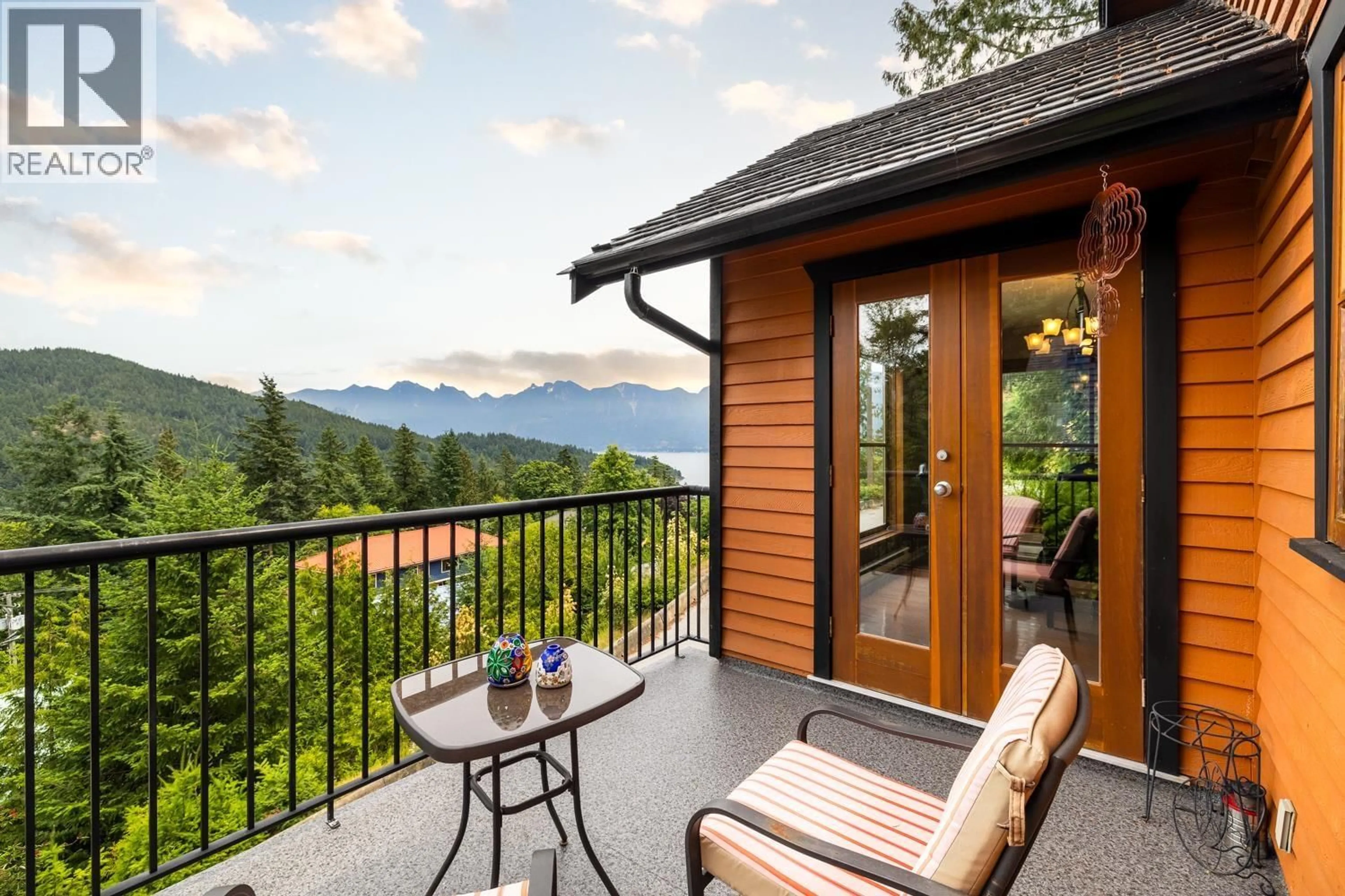 Patio, mountain view for 571 ROOCROFT LANE, Bowen Island British Columbia V0N1G2