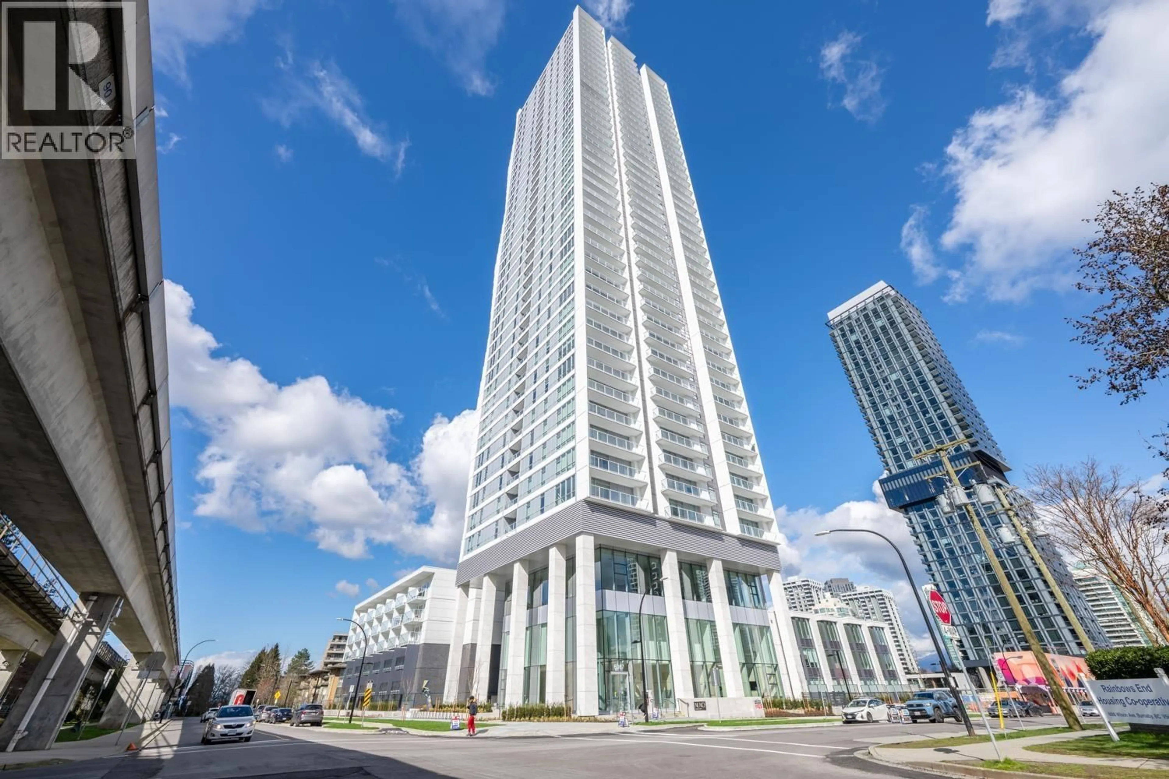 Indoor foyer for 2304 - 6087 WILSON AVENUE, Burnaby British Columbia V5H0M1