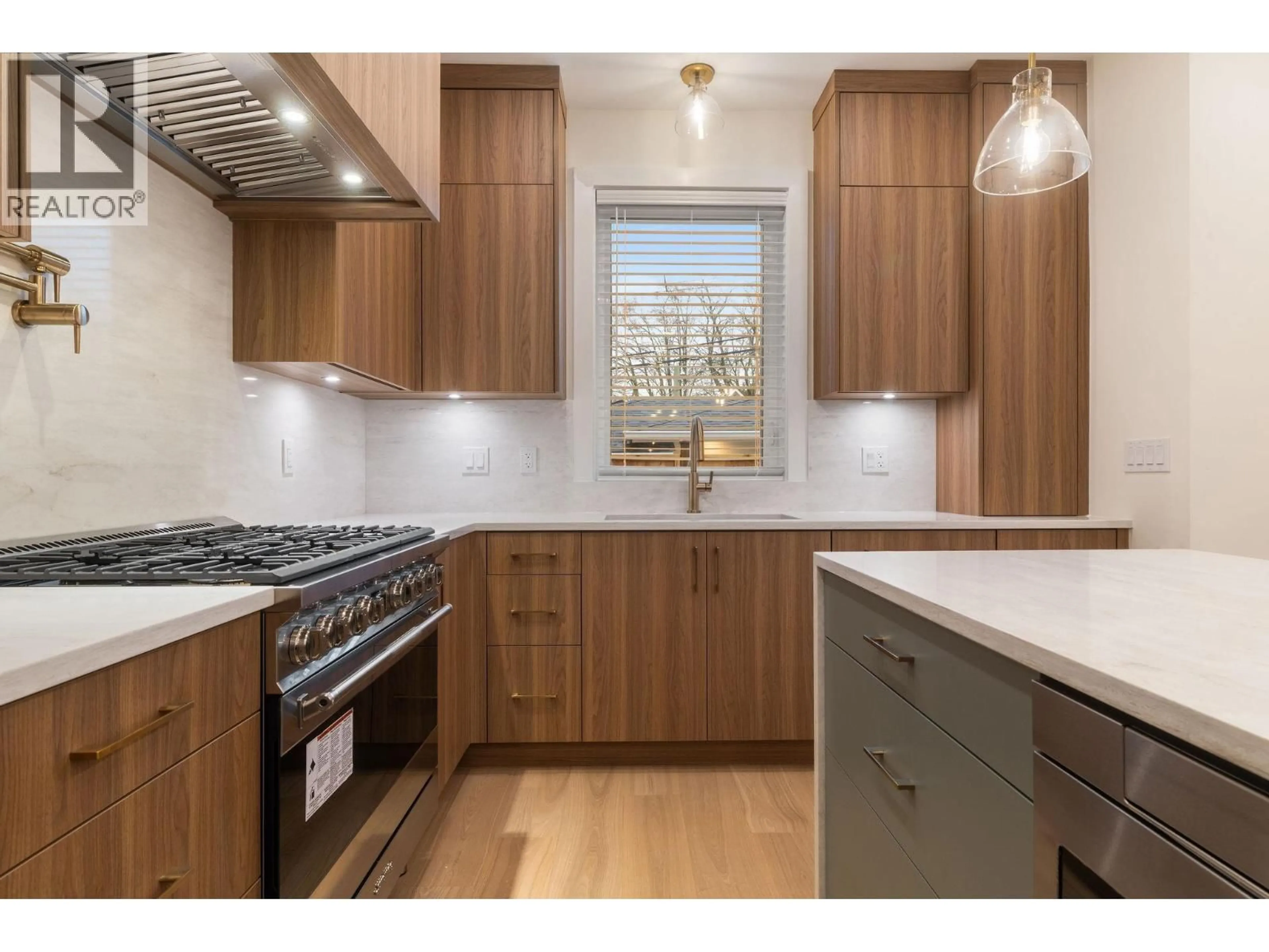 Unknown for 2055 4TH AVENUE, Vancouver British Columbia V5N1K5