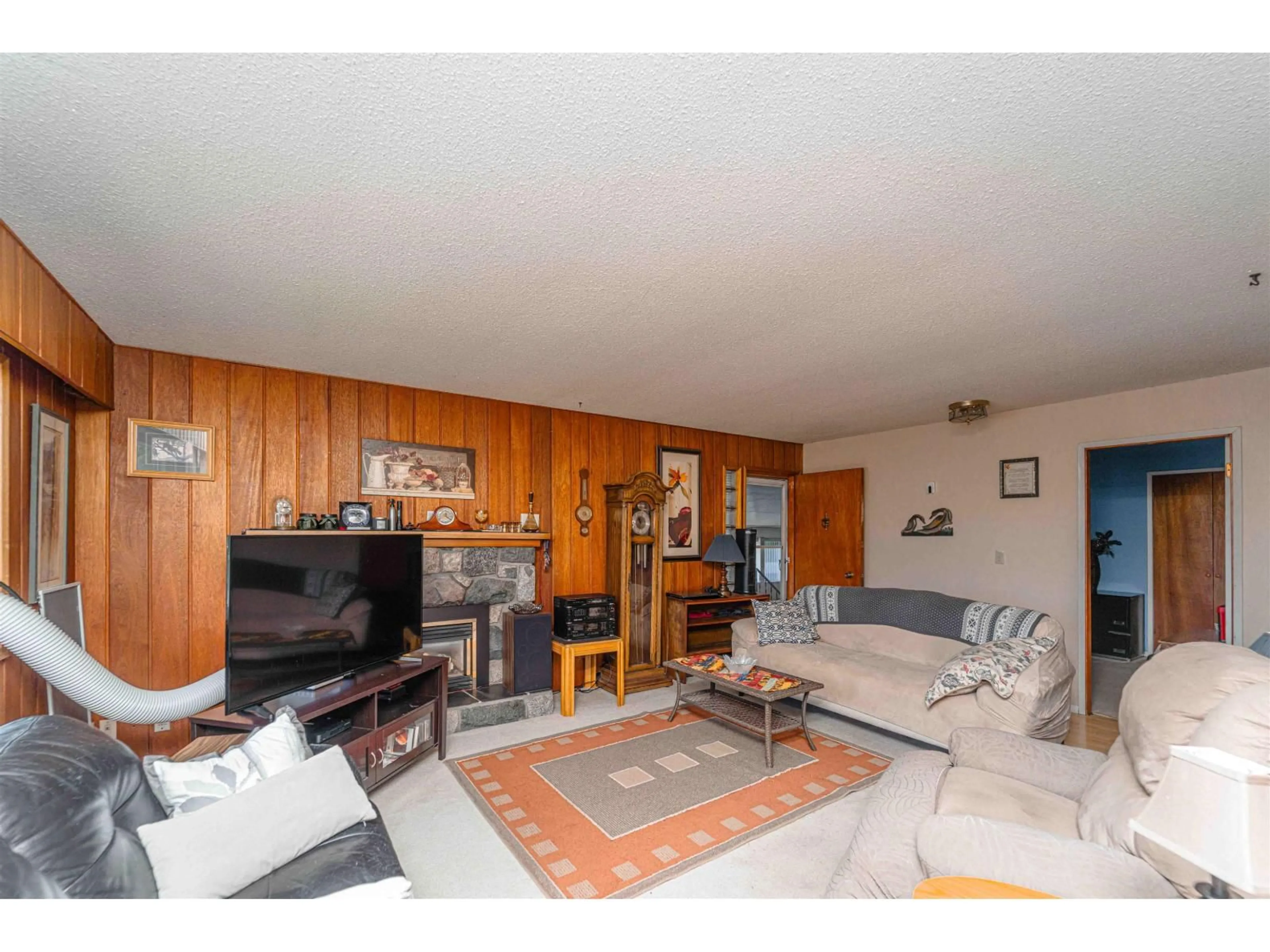 Living room with furniture, wood/laminate floor for 33460 CONWAY PLACE, Abbotsford British Columbia V2S2R6