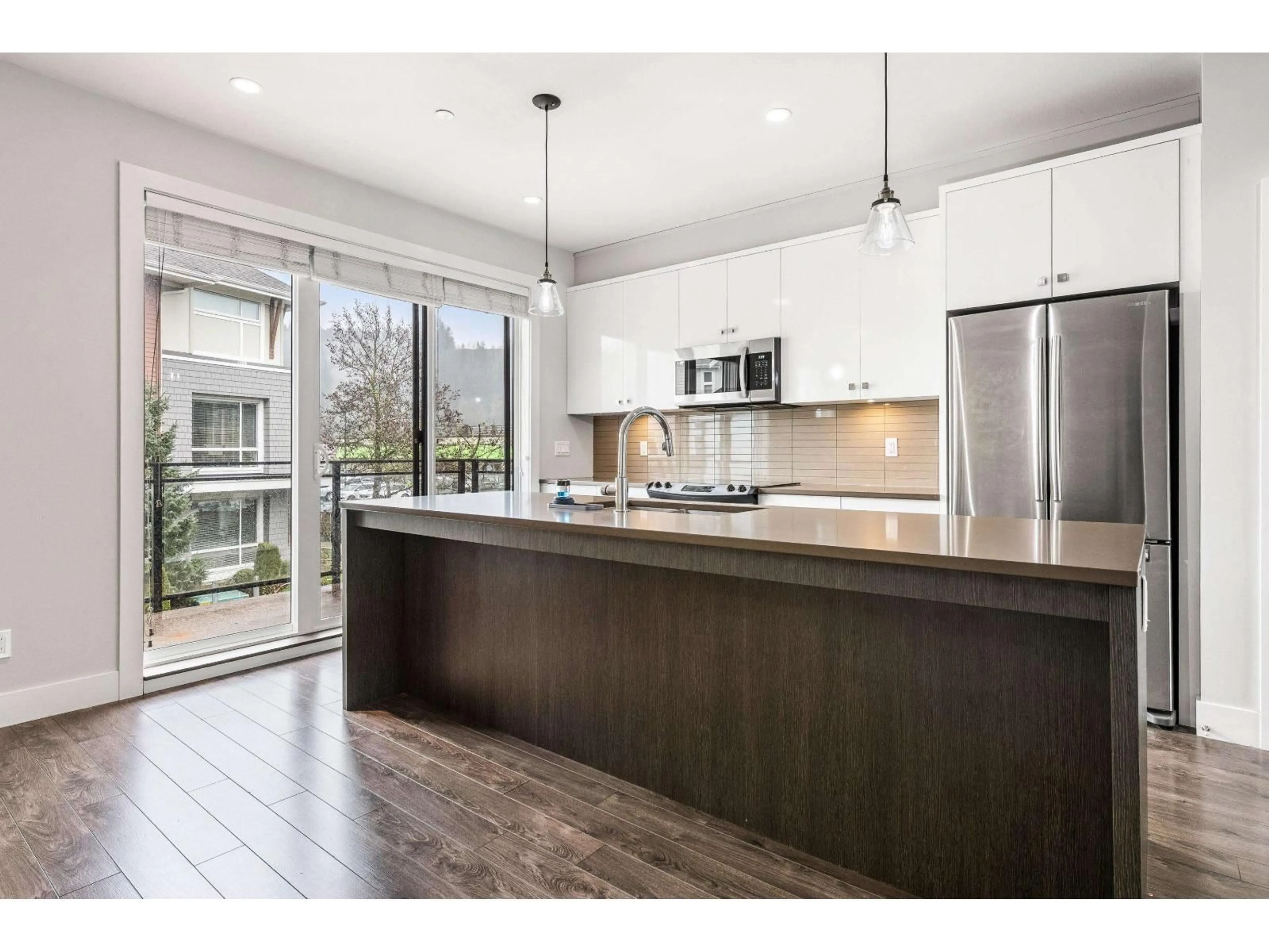 Open concept kitchen, wood/laminate floor for 3 - 45615 TAMIHI WAY, Chilliwack British Columbia V2R0X4