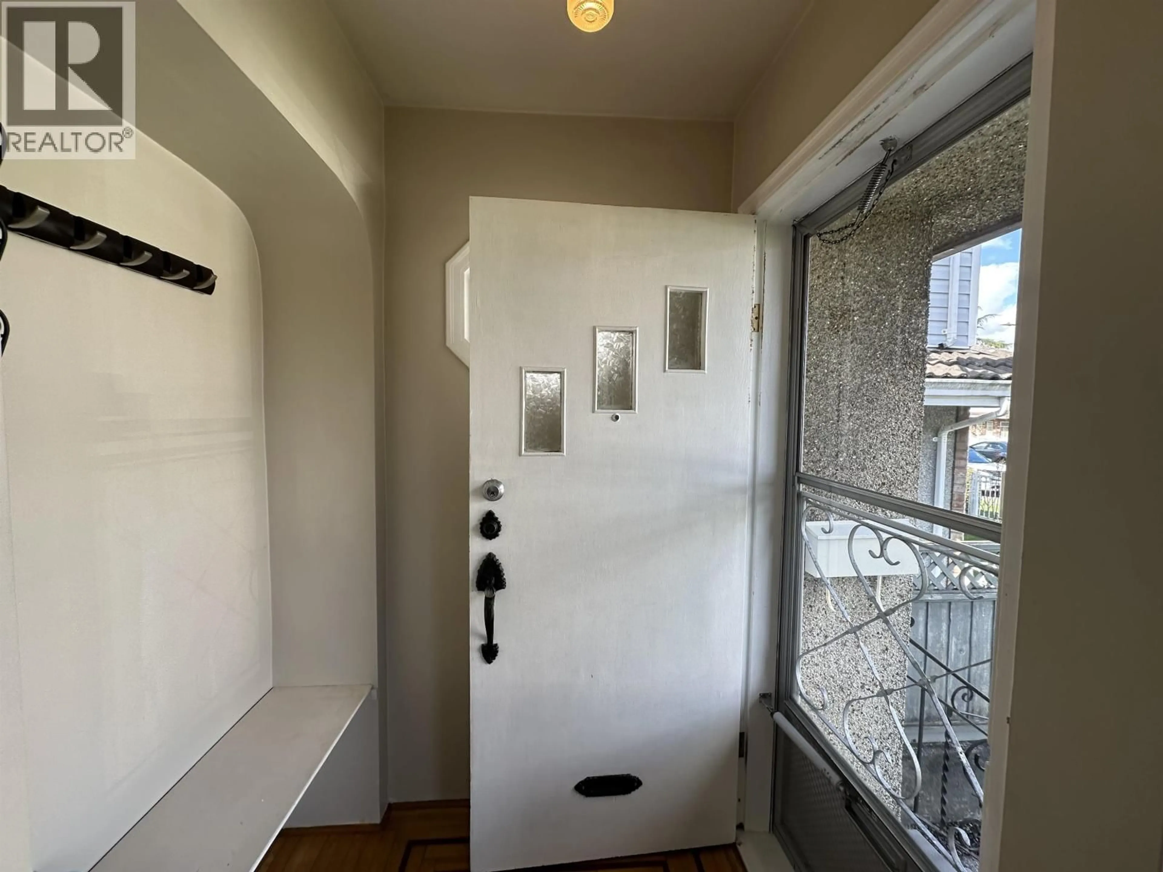 Indoor entryway for 4472 TRIUMPH STREET, Burnaby British Columbia V5C1Z9