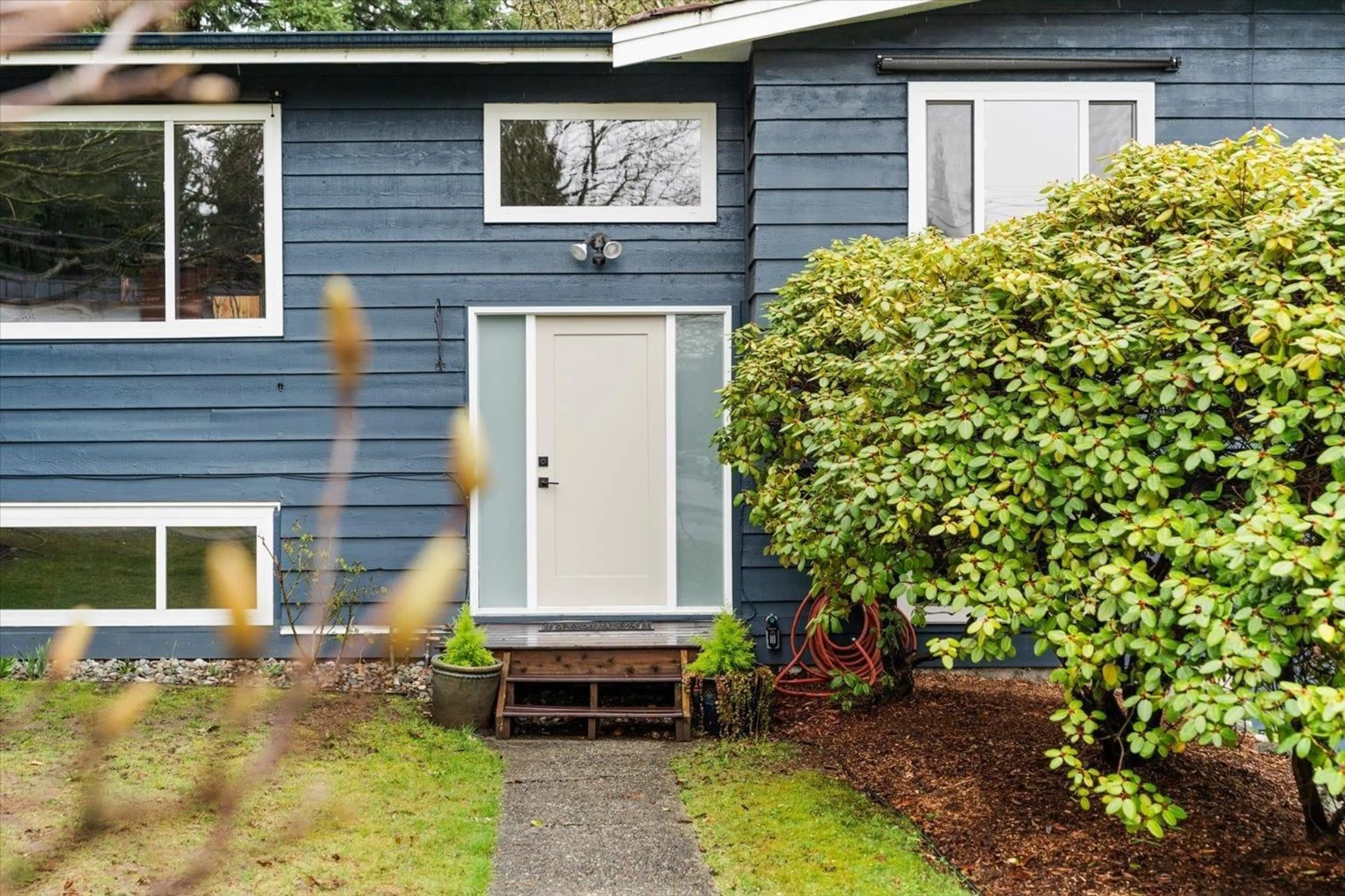 Home with vinyl exterior material, street for 8054 BROWN CRESCENT, Mission British Columbia V2V4K5