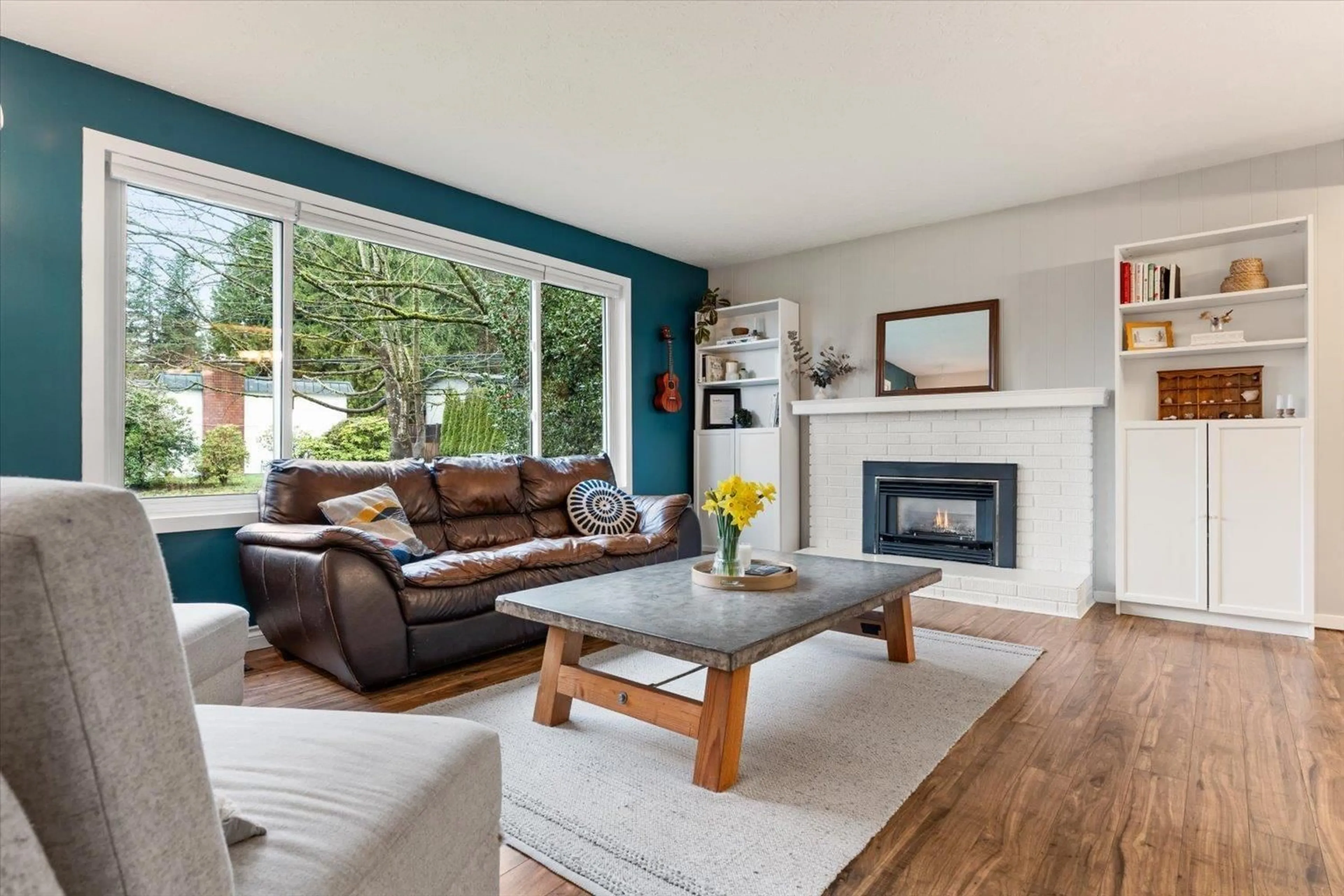 Living room with furniture, wood/laminate floor for 8054 BROWN CRESCENT, Mission British Columbia V2V4K5
