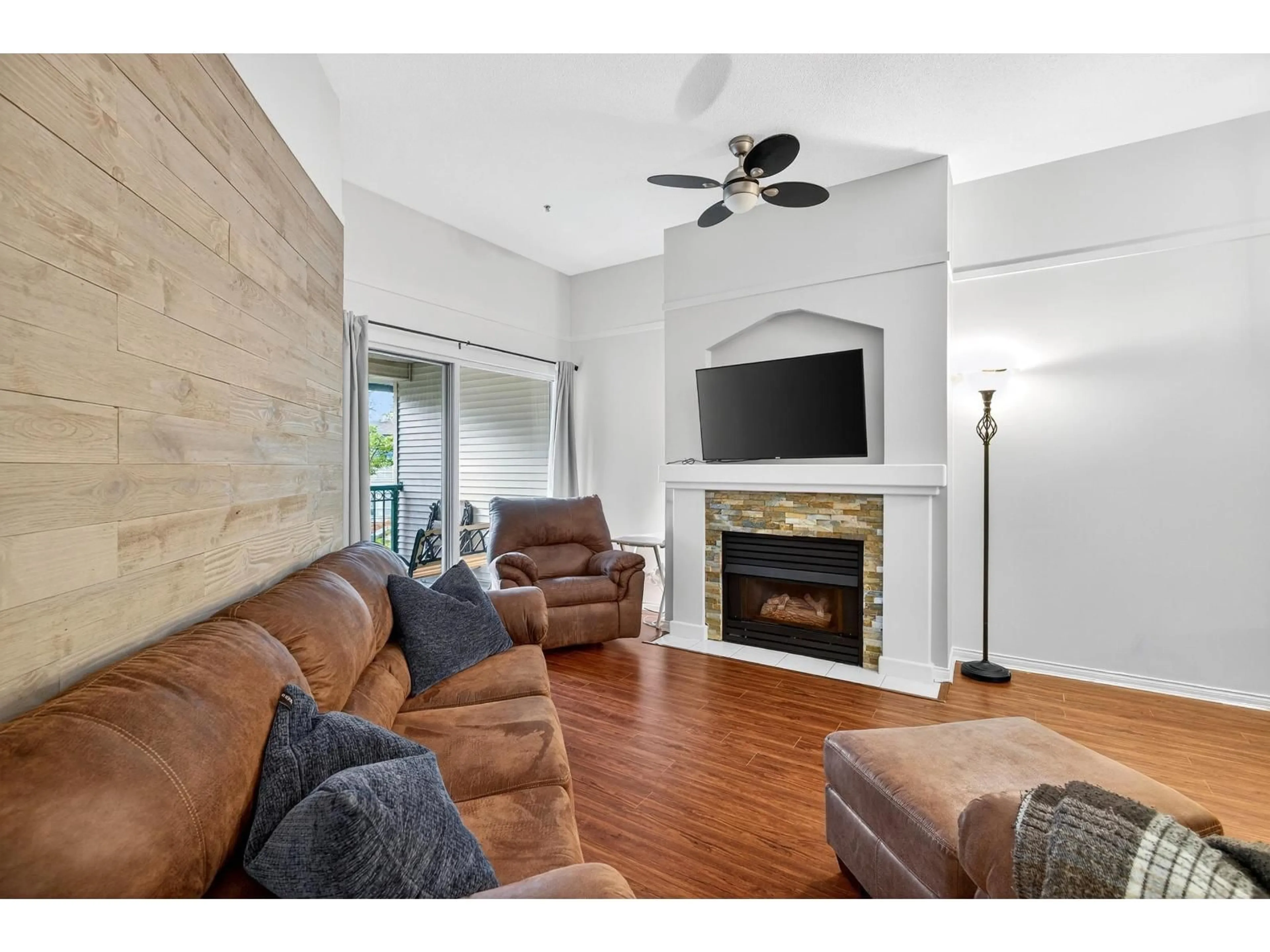 Living room with furniture, wood/laminate floor for 322 - 19528 FRASER HIGHWAY, Surrey British Columbia V3S8P4