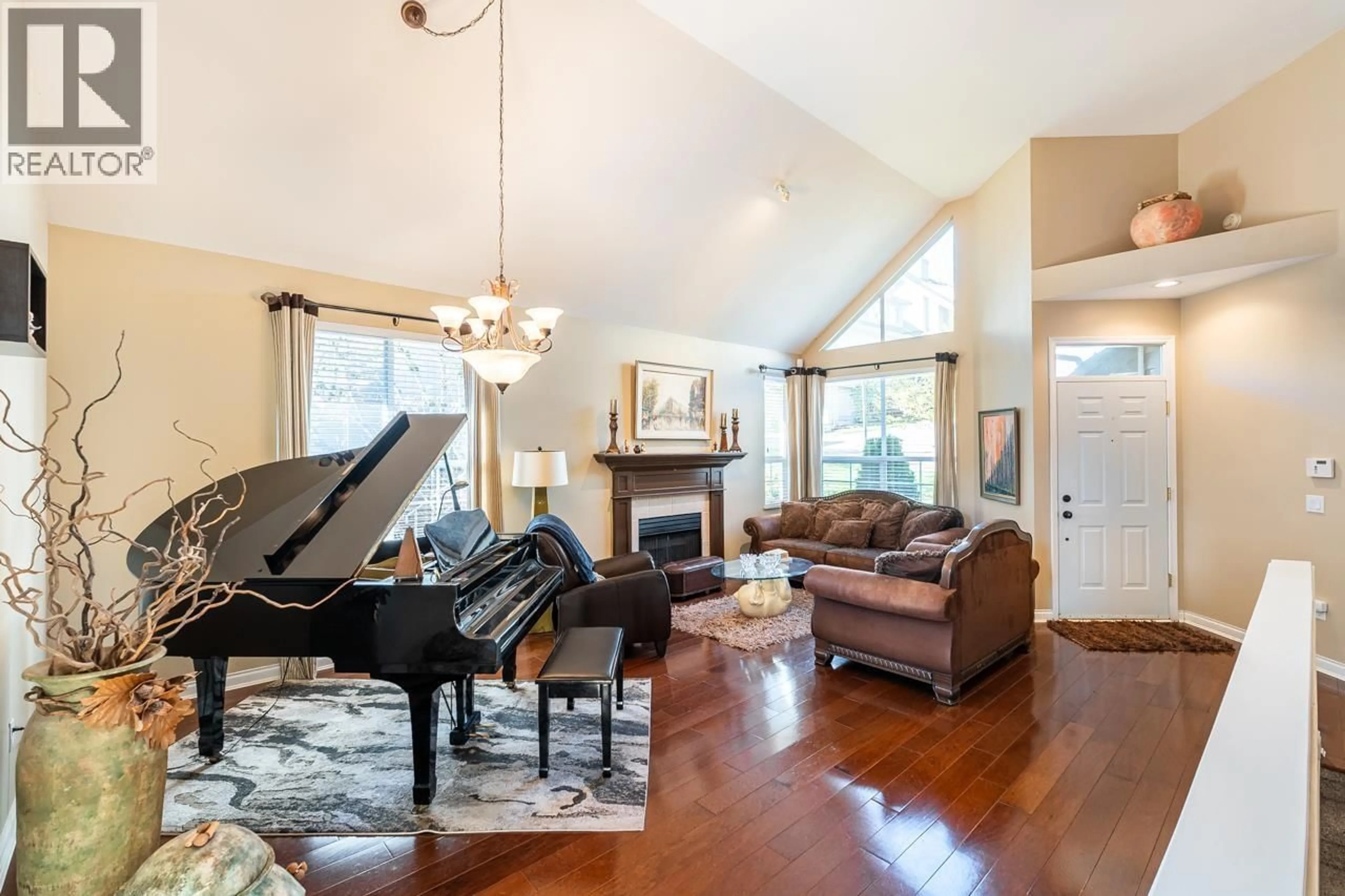 Living room with furniture, unknown for 116 - 1465 PARKWAY BOULEVARD, Coquitlam British Columbia V3E3E6