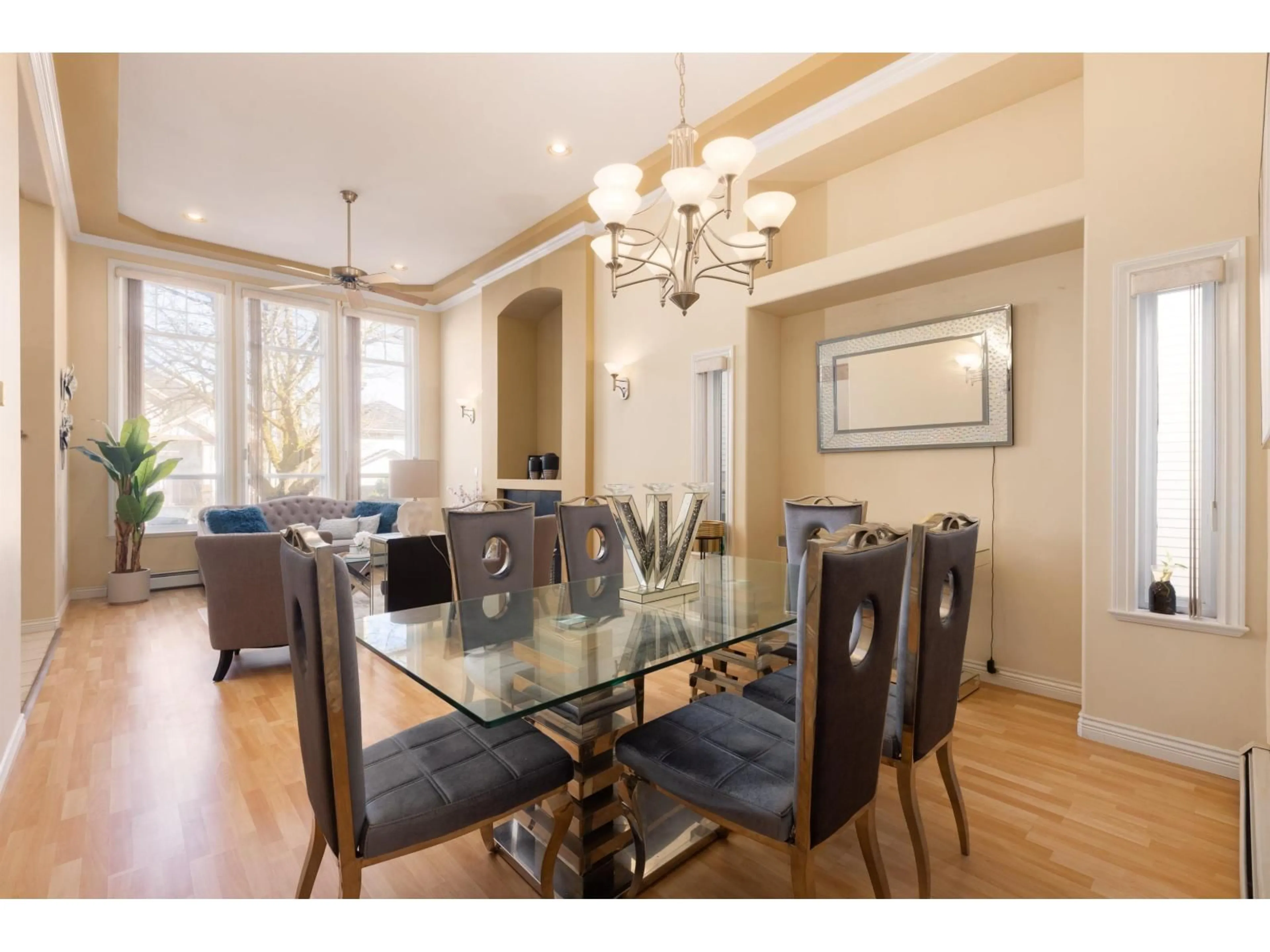 Dining room, wood/laminate floor for 6761 145A STREET, Surrey British Columbia V3S0T2
