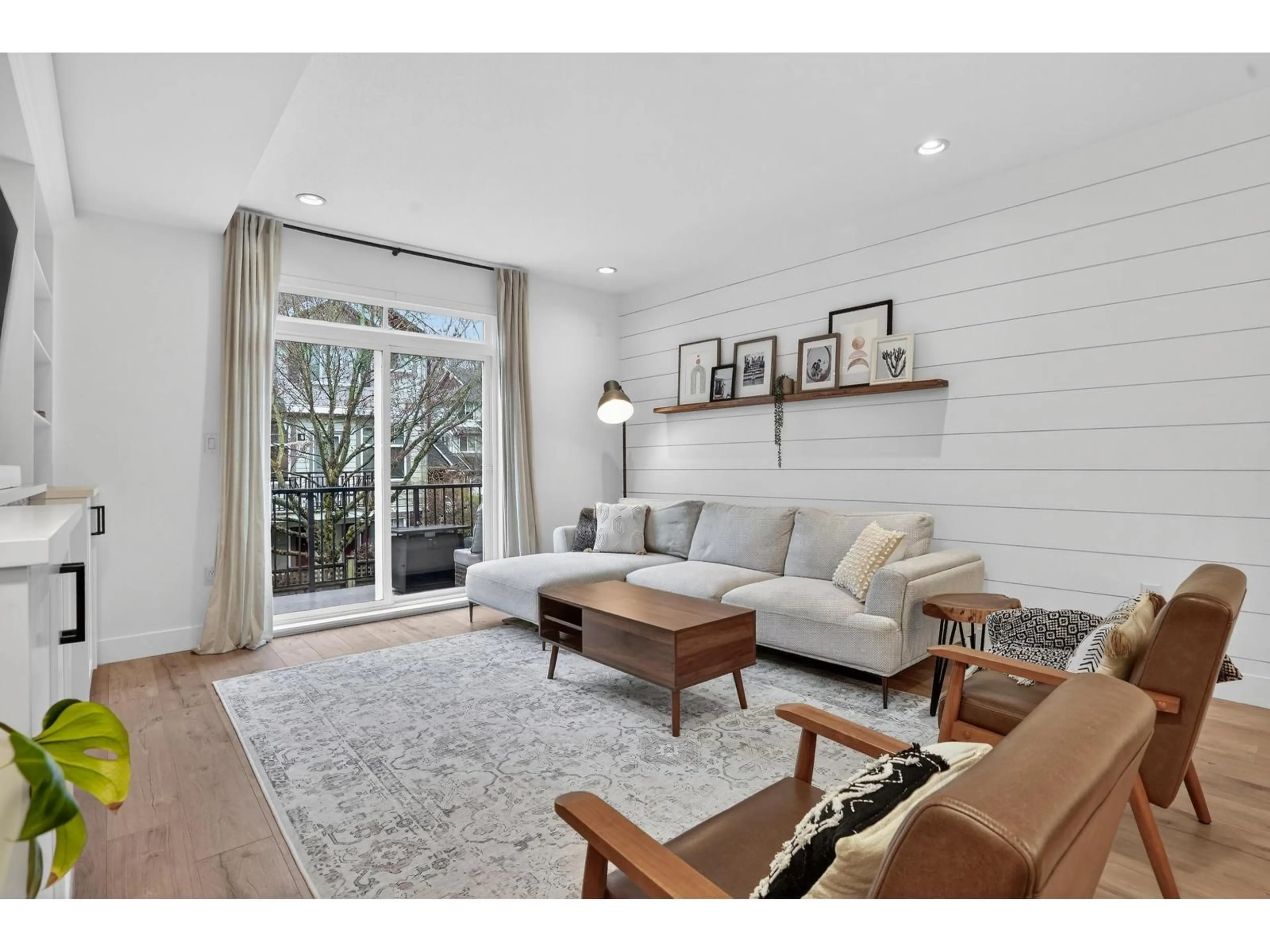 Living room with furniture, wood/laminate floor for 33 - 3039 156 STREET, Surrey British Columbia V3Z6T5