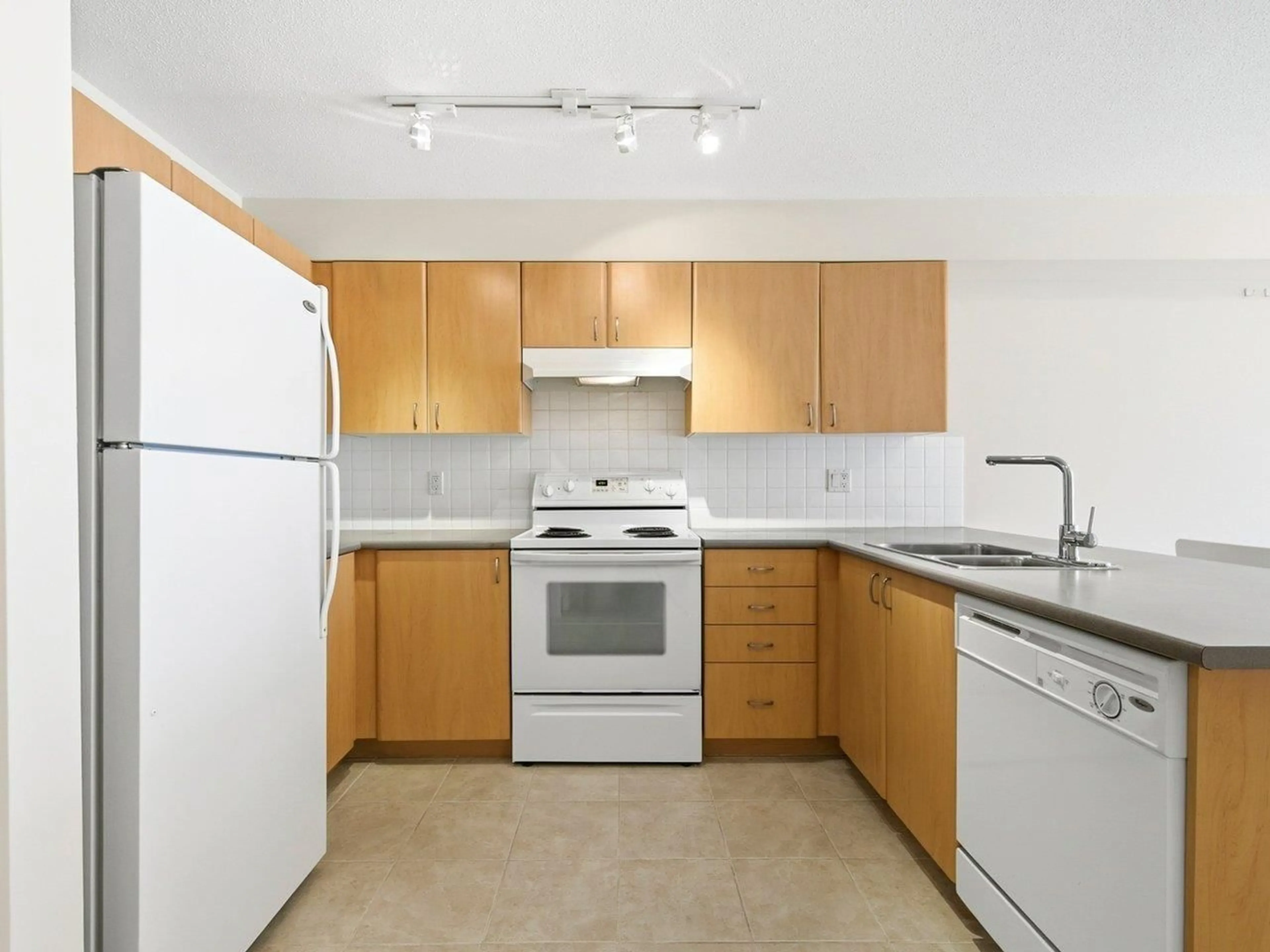 Standard kitchen, unknown for 204 - 14859 100 AVENUE, Surrey British Columbia V3R2V5