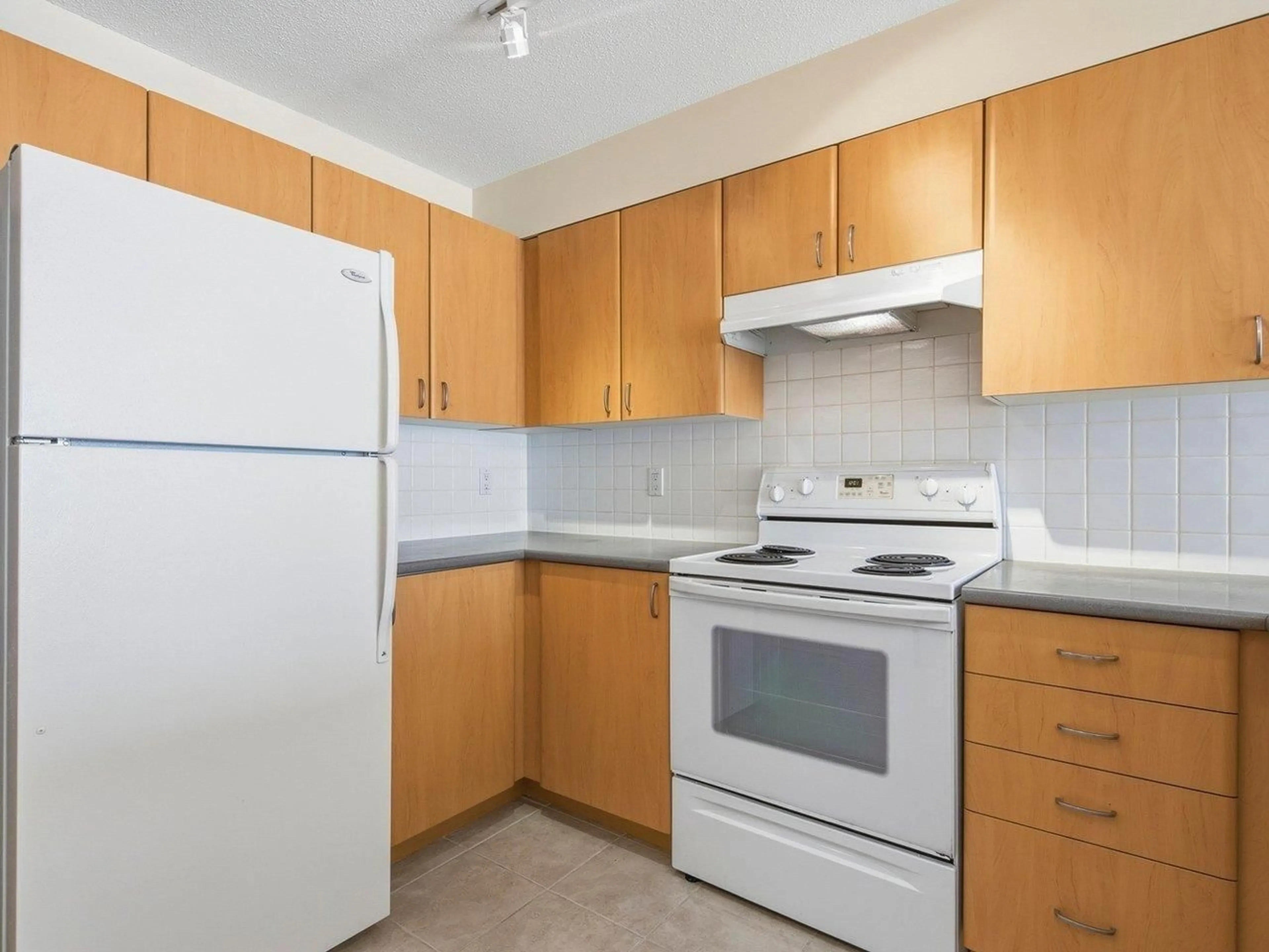 Standard kitchen, unknown for 204 - 14859 100 AVENUE, Surrey British Columbia V3R2V5