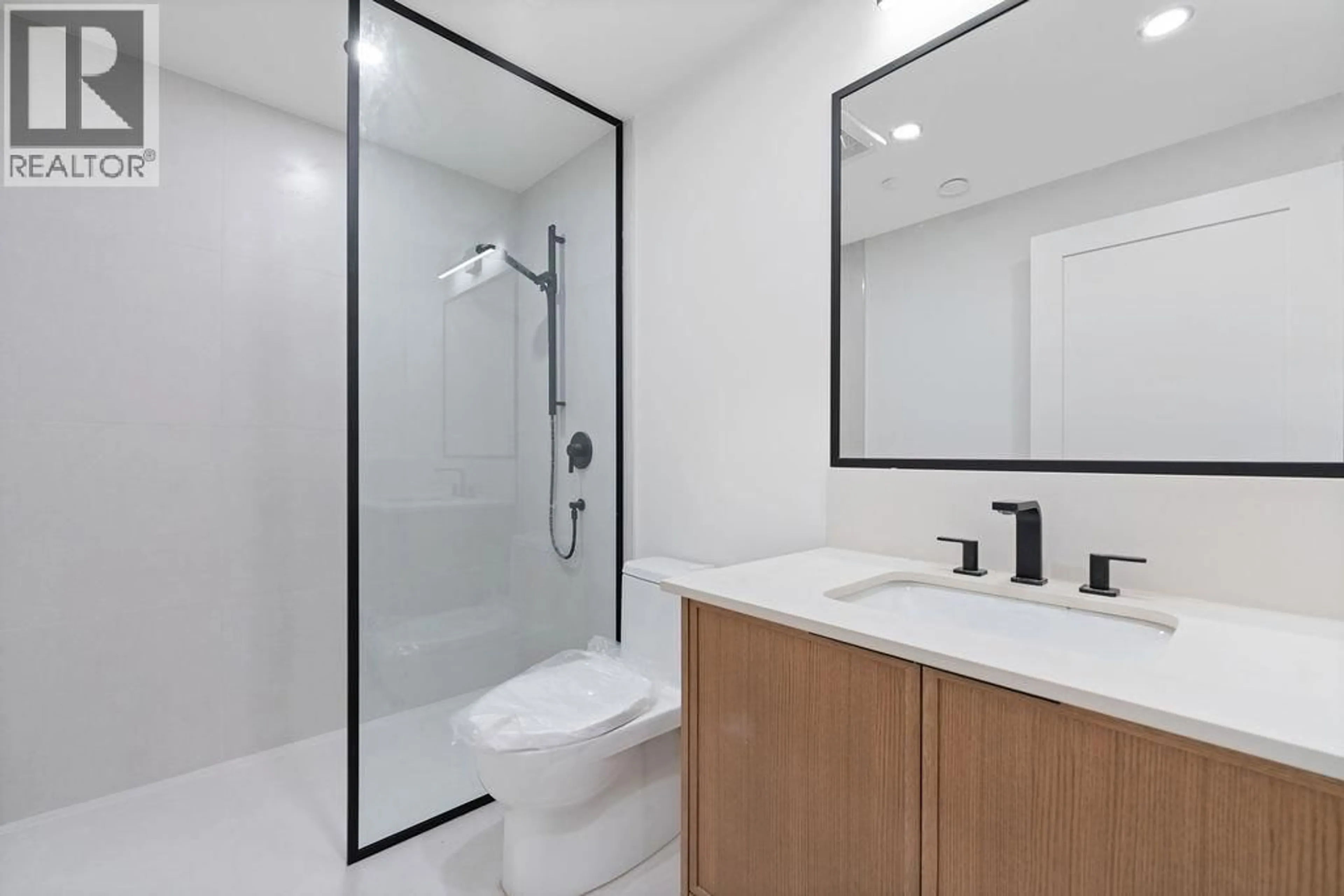 Standard bathroom, ceramic/tile floor for 6851 CYPRESS STREET, Vancouver British Columbia V6P5L9