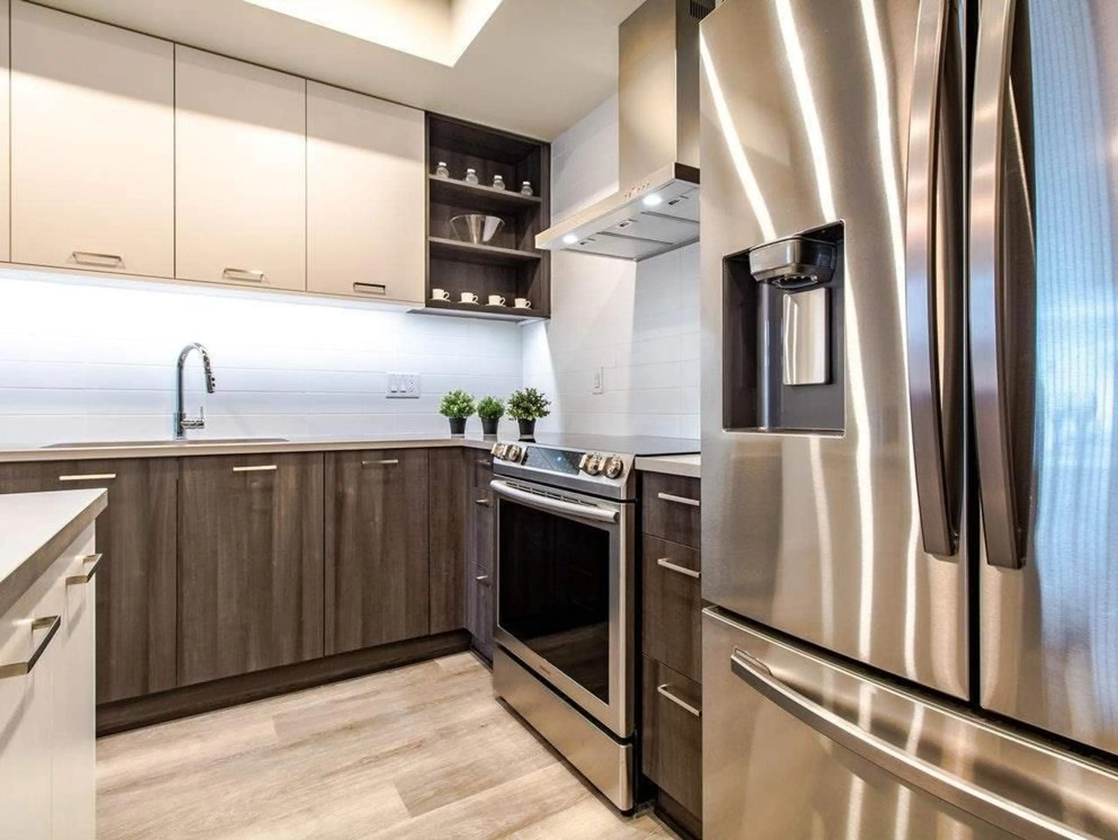 Contemporary kitchen, unknown for B203 - 20087 68 AVENUE, Langley British Columbia V2Y0Y3