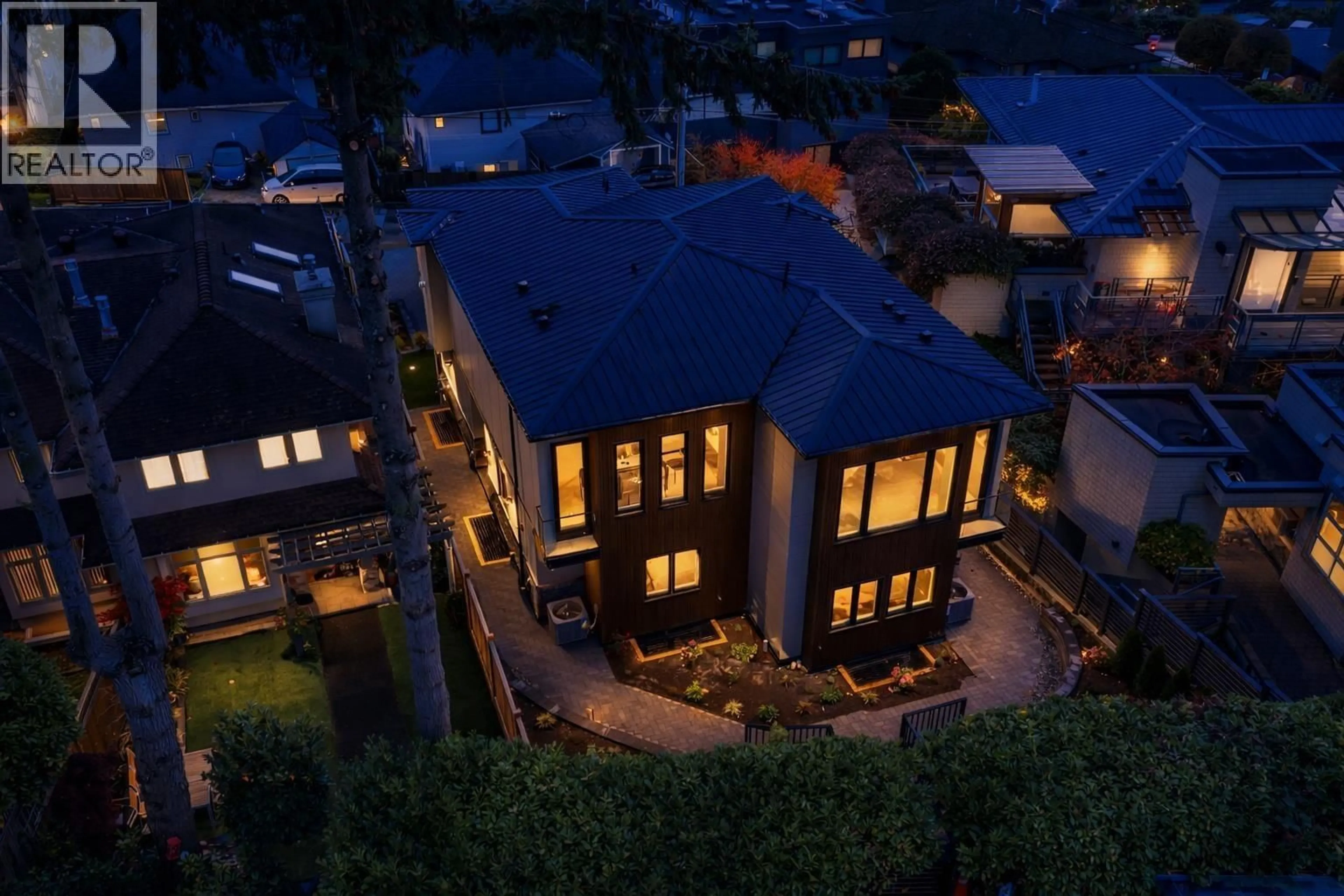 A pic from outside/outdoor area/front of a property/back of a property/a pic from drone, unknown for 2380 MARINE DRIVE, West Vancouver British Columbia V7V1K8