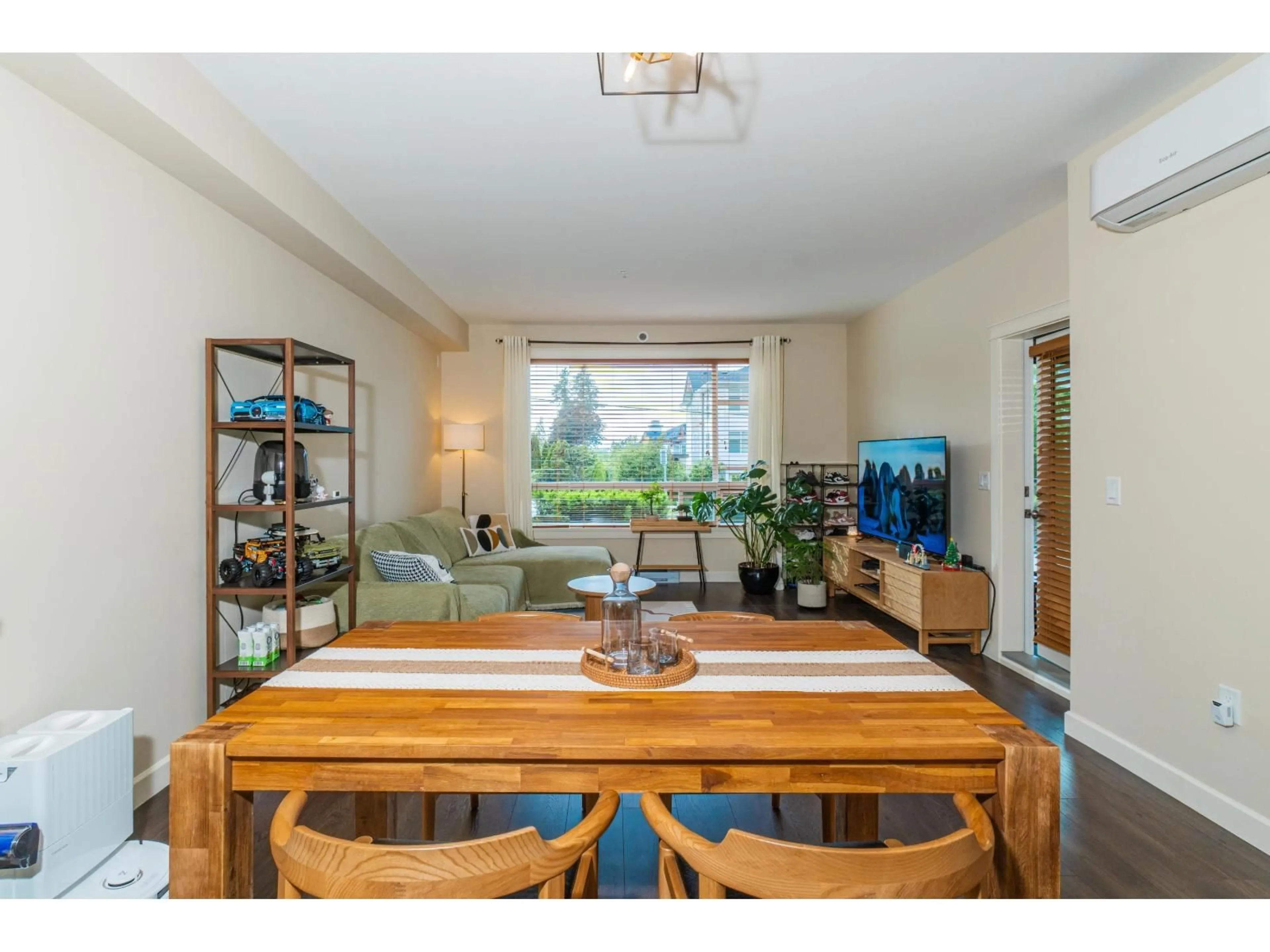 Dining room, wood/laminate floor for 103 - 14588 MCDOUGALL DRIVE, Surrey British Columbia V4P0H1