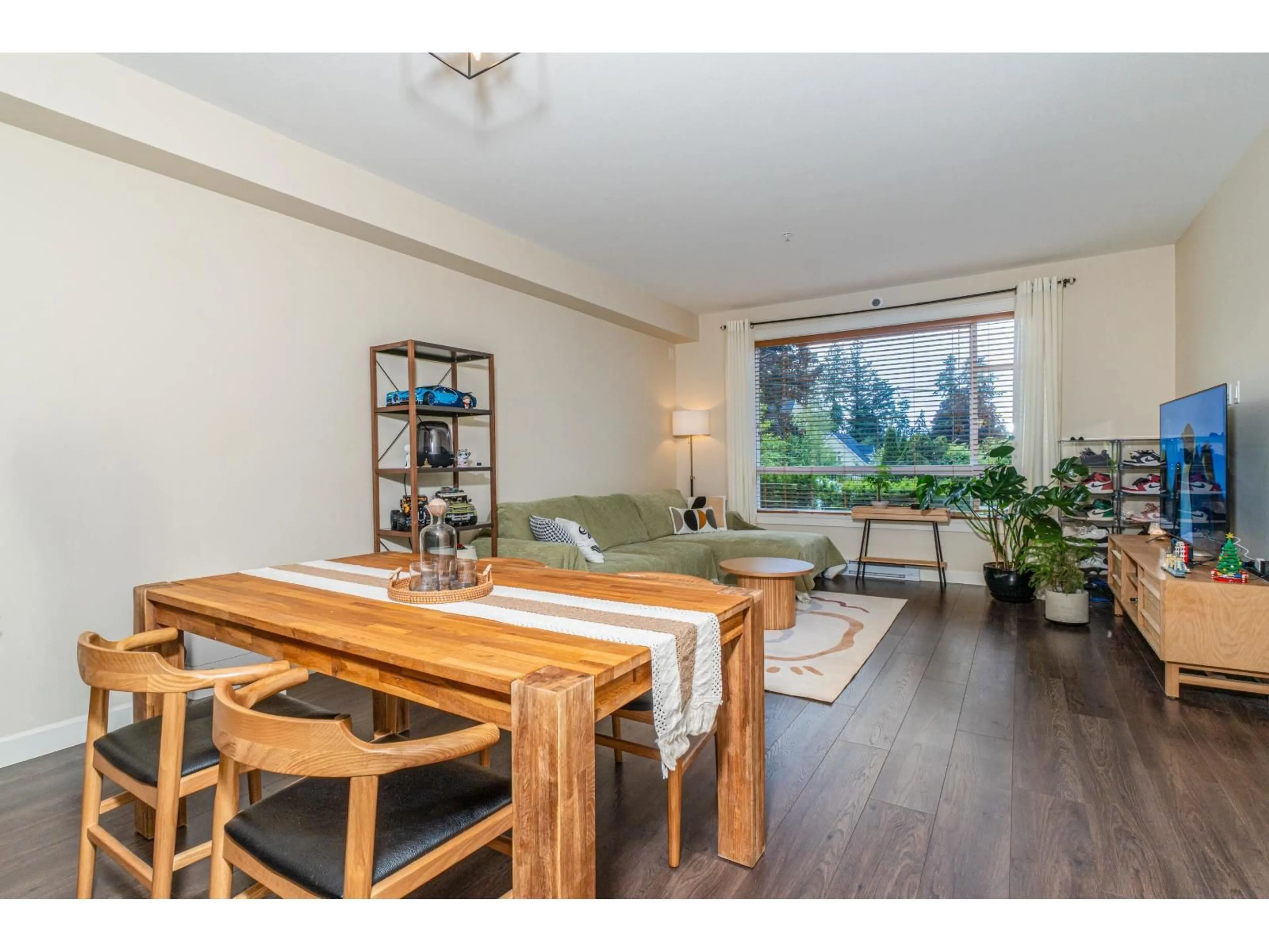 Dining room, wood/laminate floor for 103 - 14588 MCDOUGALL DRIVE, Surrey British Columbia V4P0H1