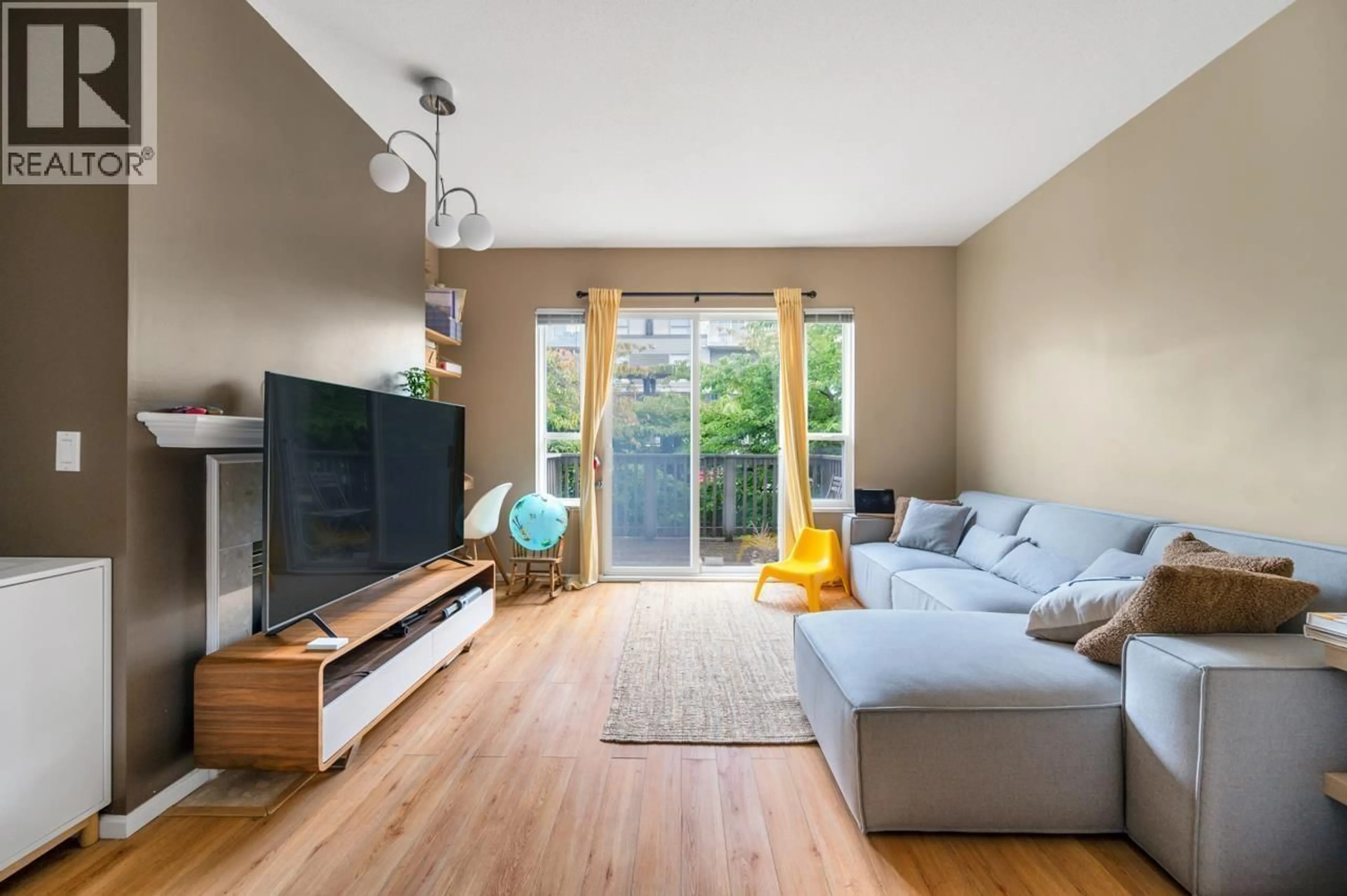 Living room with furniture, wood/laminate floor for 122 - 3880 WESTMINSTER HIGHWAY, Richmond British Columbia V7C5S1