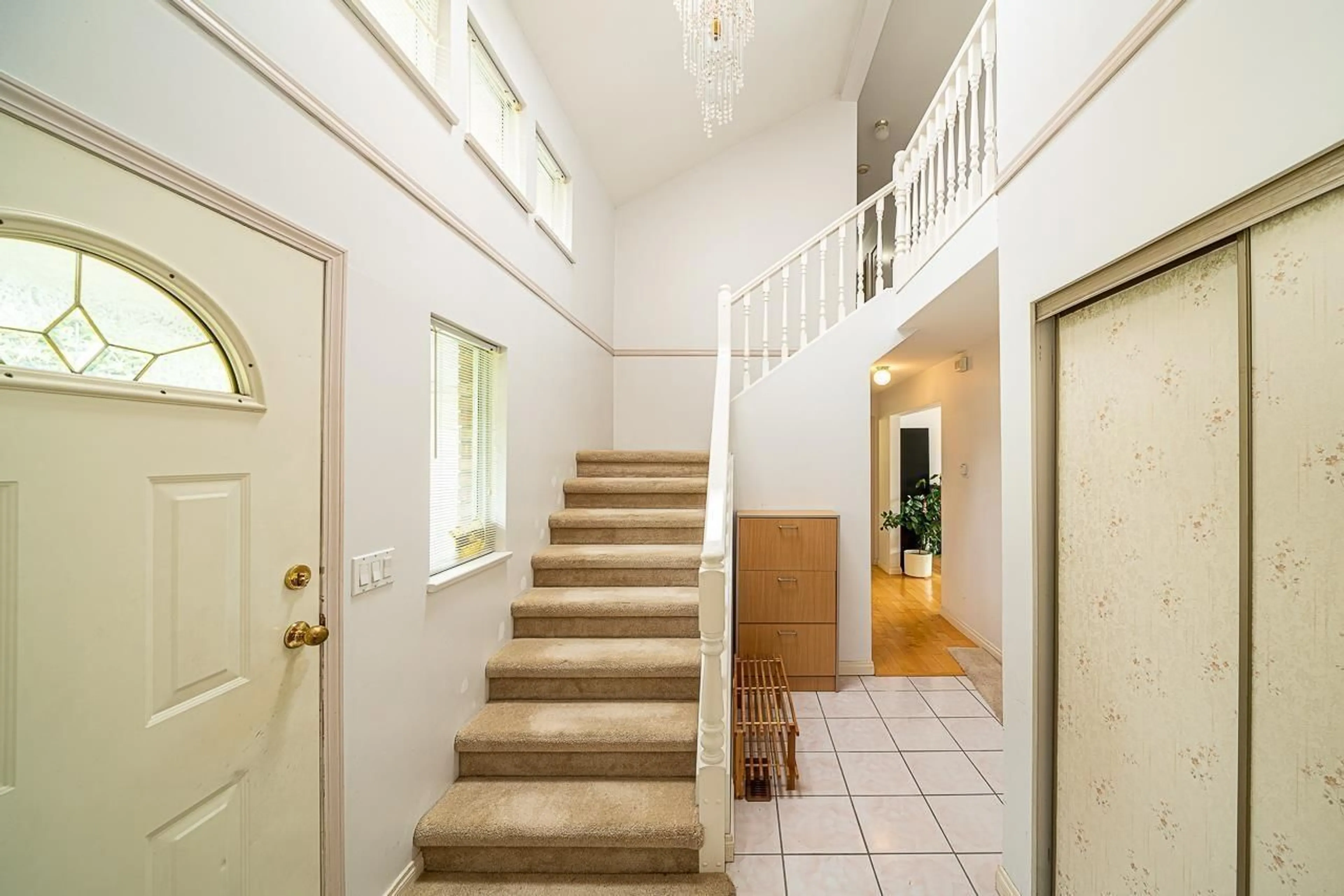 Indoor foyer for 13346 92 AVENUE, Surrey British Columbia V3V7S9