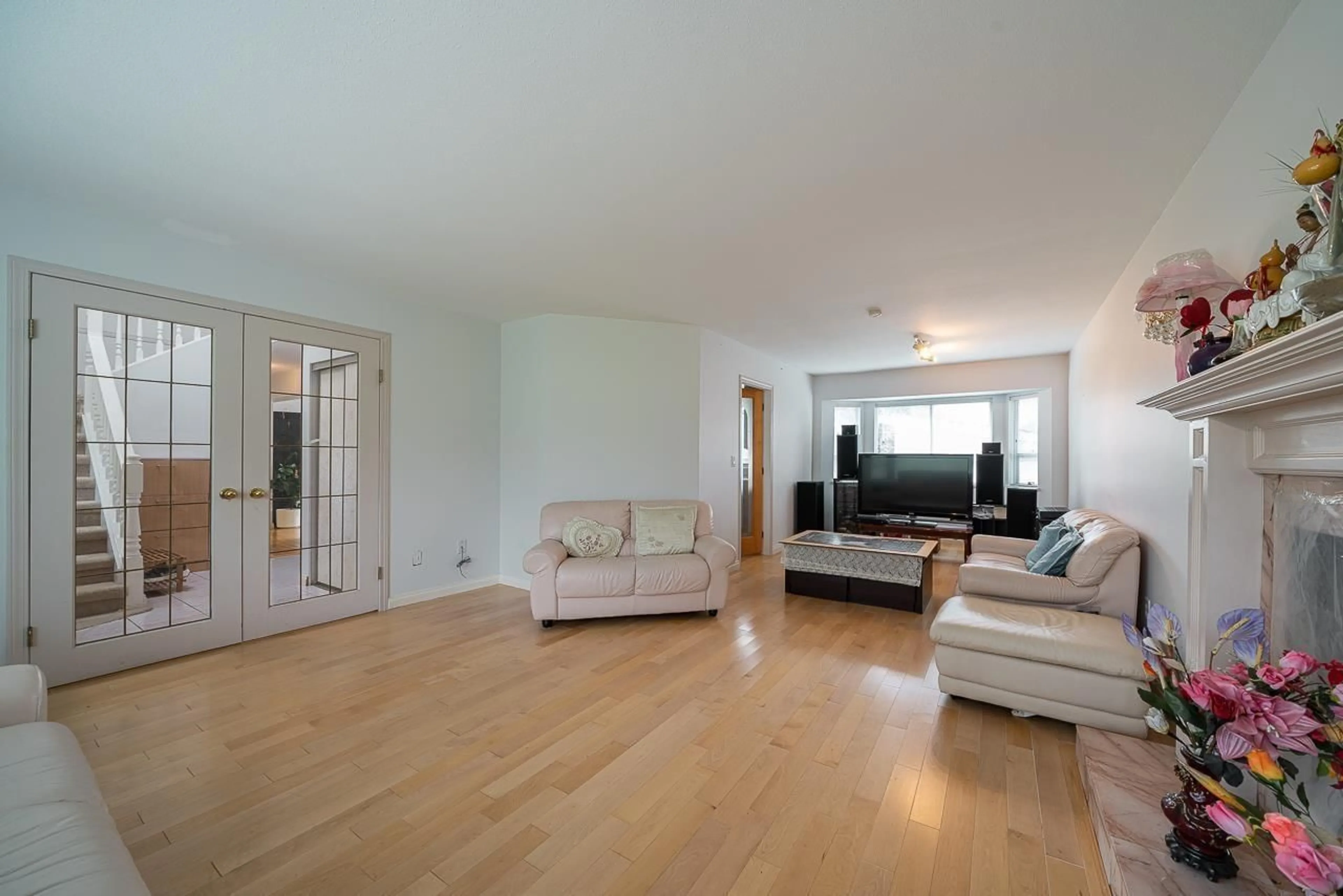 Living room with furniture, wood/laminate floor for 13346 92 AVENUE, Surrey British Columbia V3V7S9