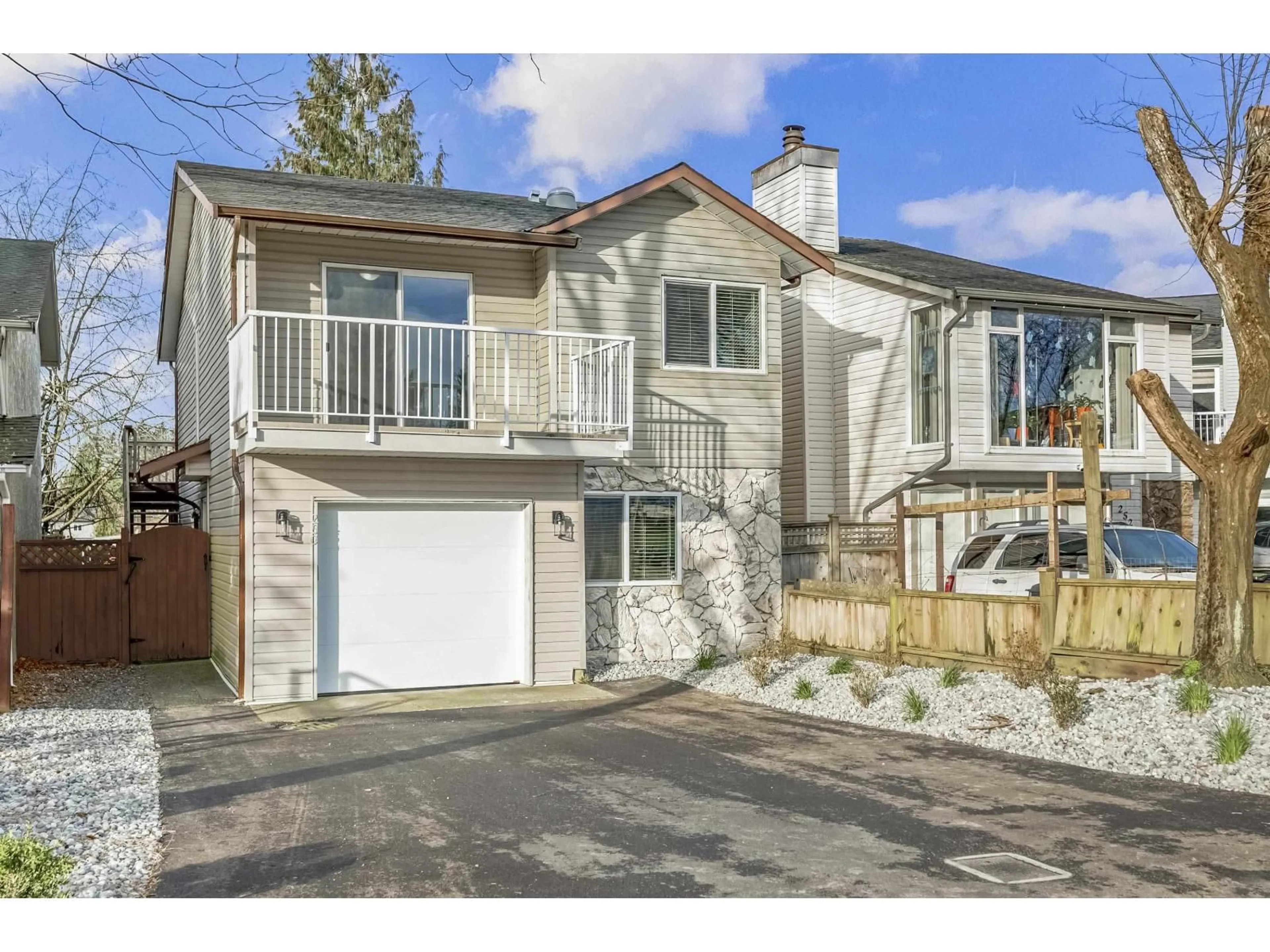 Home with vinyl exterior material, street for 250 DAVIS CRESCENT, Langley British Columbia V4W3K7