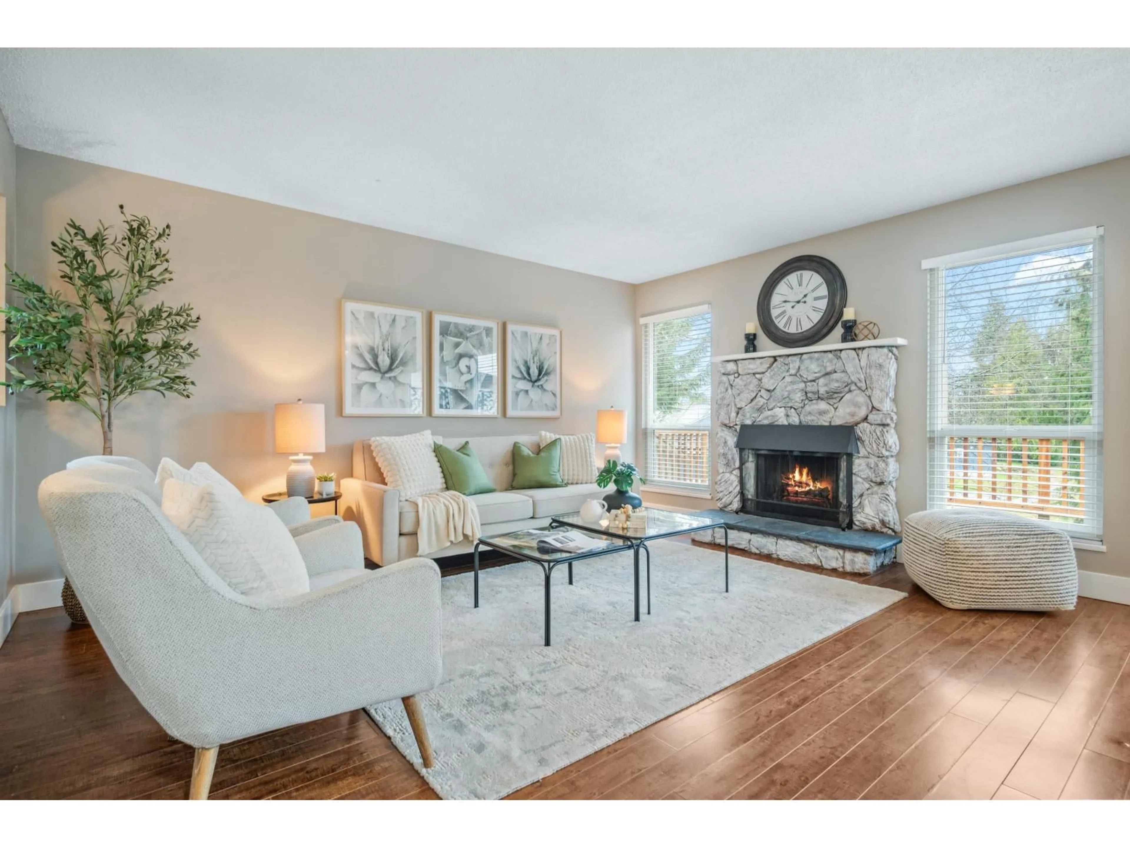 Living room with furniture, unknown for 250 DAVIS CRESCENT, Langley British Columbia V4W3K7