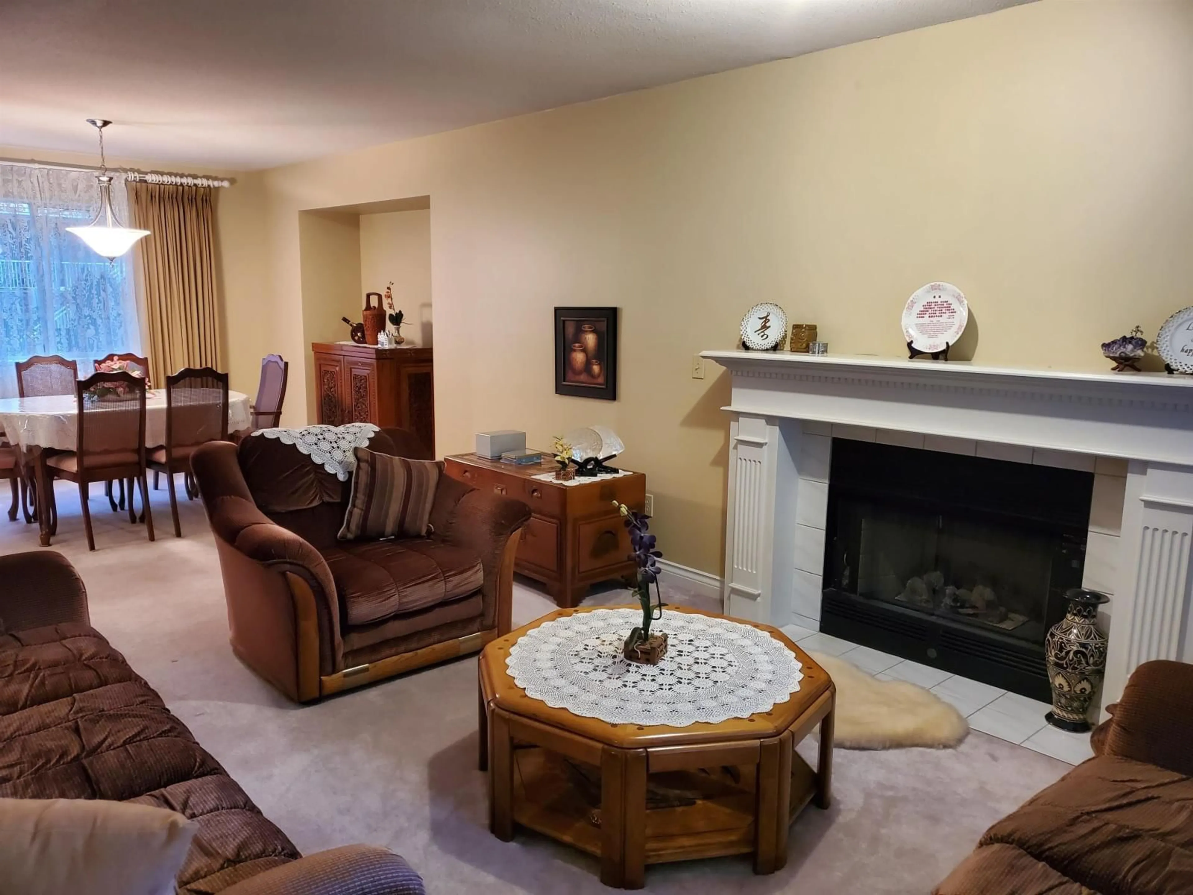 Living room with furniture, unknown for 15499 91A AVENUE SOUTH, Surrey British Columbia V3R9X1