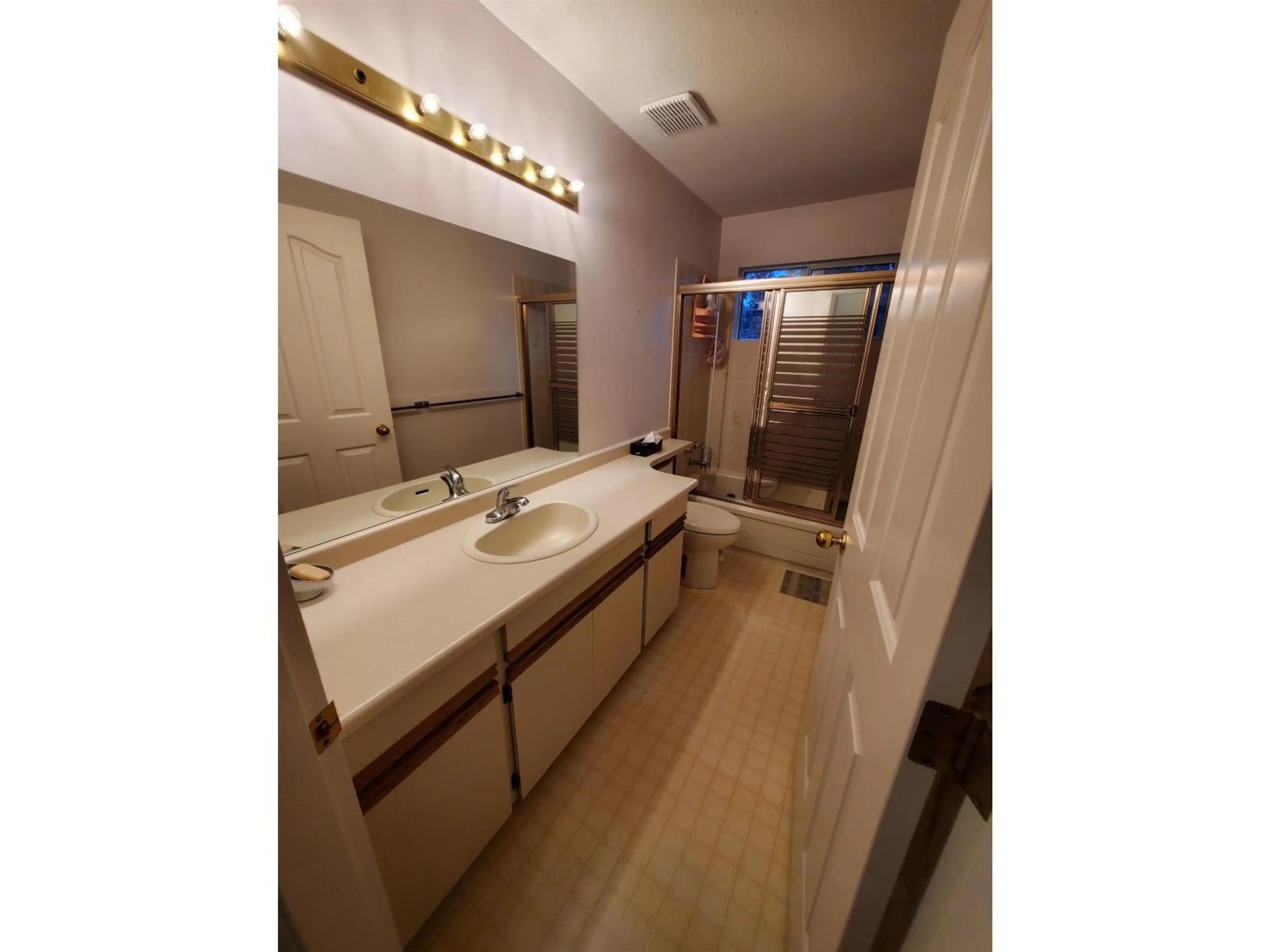 Standard bathroom, unknown for 15499 91A AVENUE SOUTH, Surrey British Columbia V3R9X1