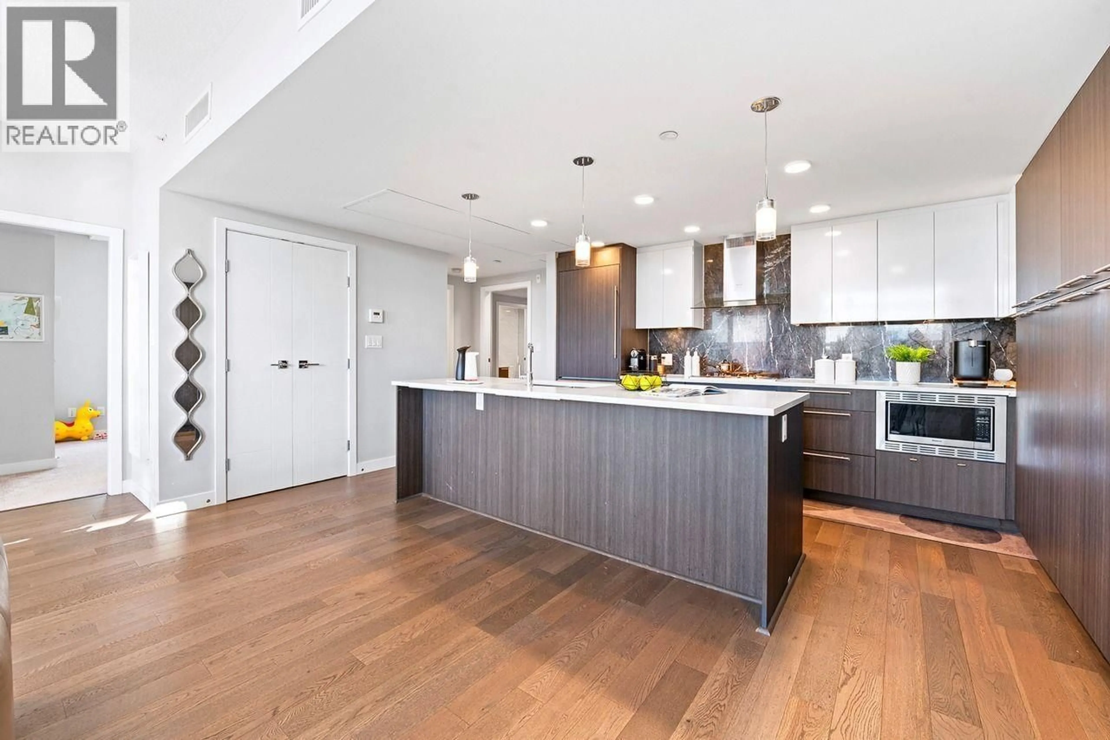 Open concept kitchen, wood/laminate floor for 401 - 5033 CAMBIE STREET, Vancouver British Columbia V5Z0H6