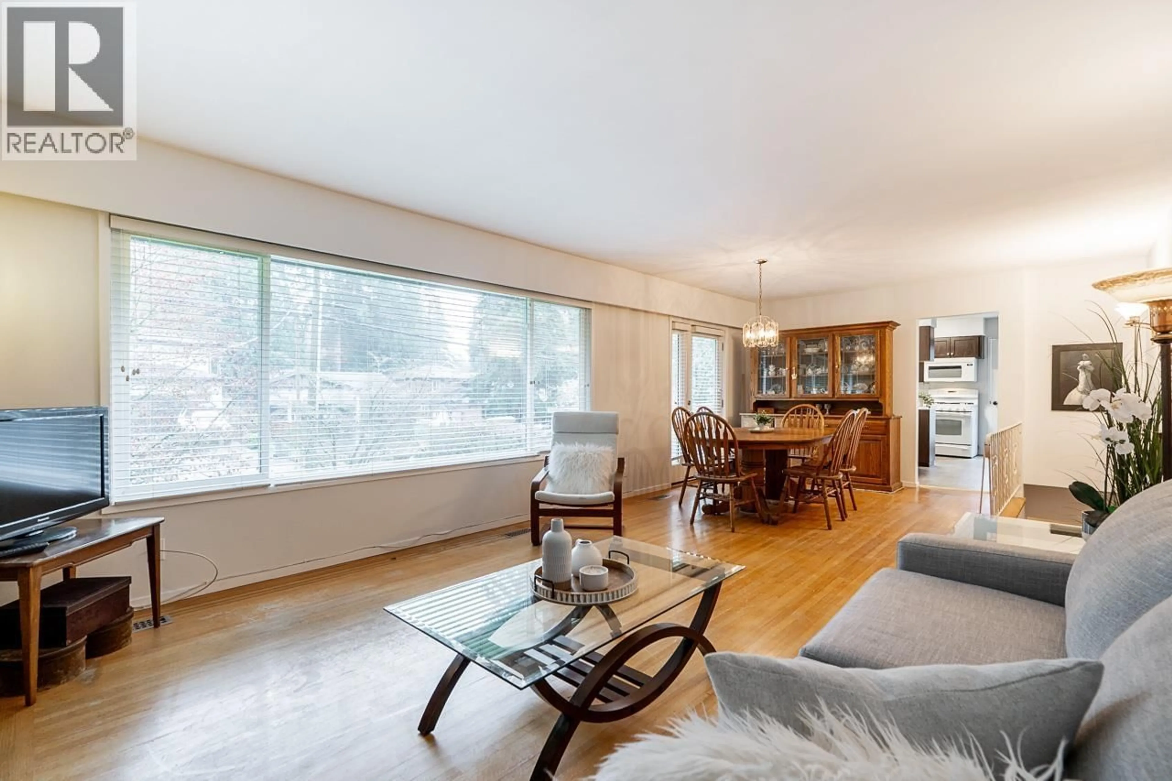 Living room with furniture, unknown for 4035 HOSKINS ROAD, North Vancouver British Columbia V7K2P4