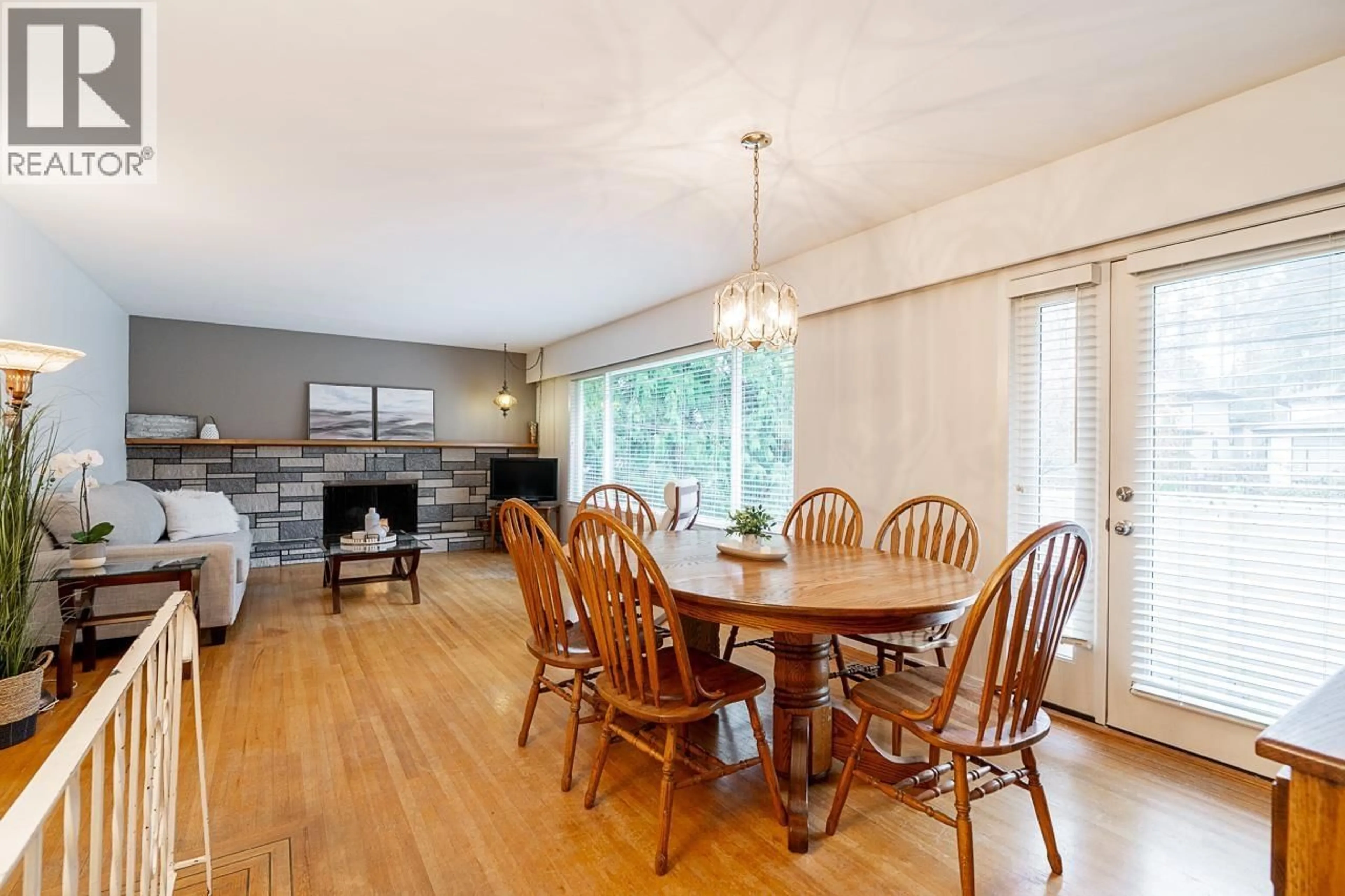 Dining room, wood/laminate floor for 4035 HOSKINS ROAD, North Vancouver British Columbia V7K2P4