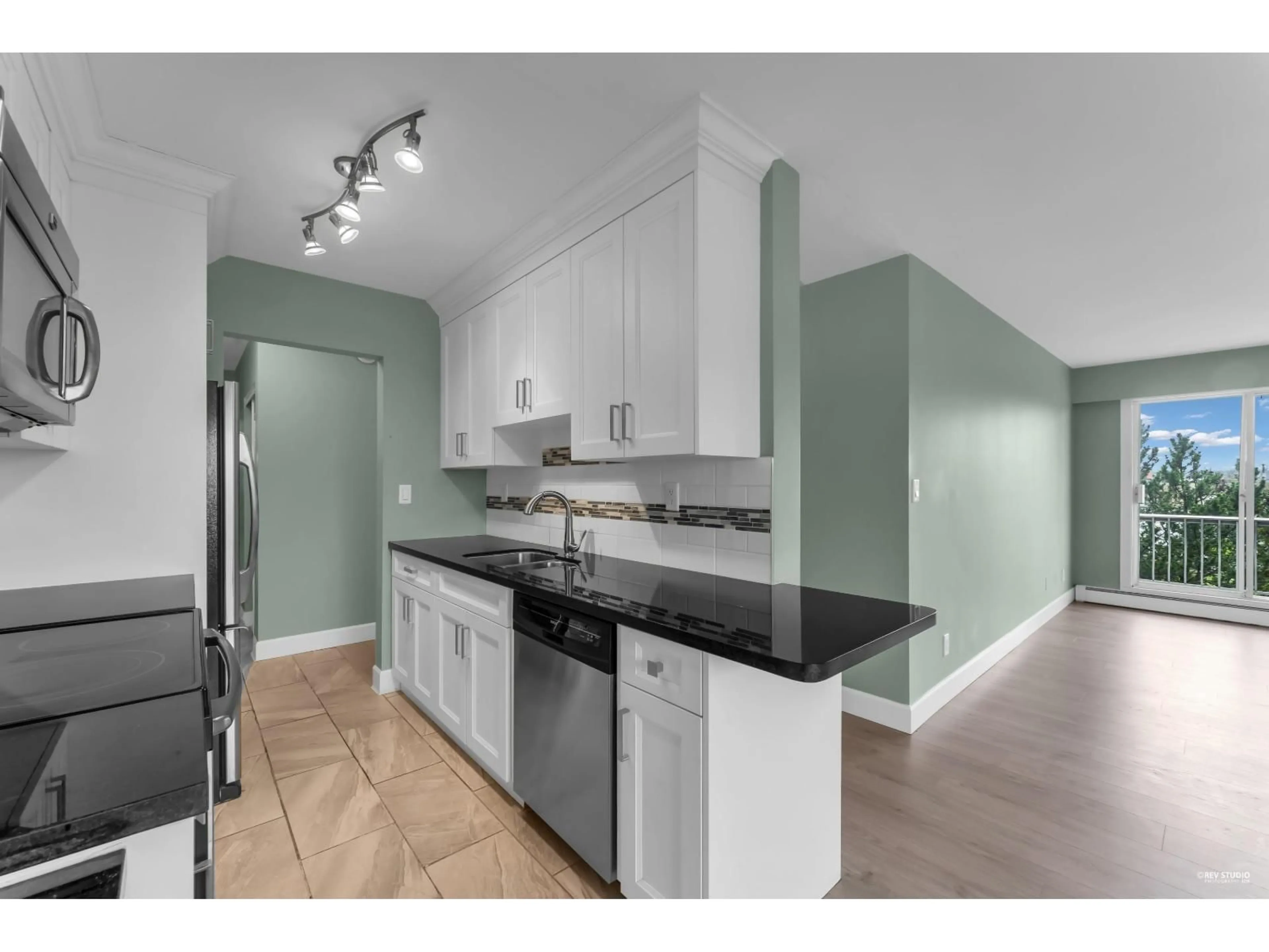 Open concept kitchen, unknown for 322 - 17707 57A AVENUE, Surrey British Columbia V3S1J2