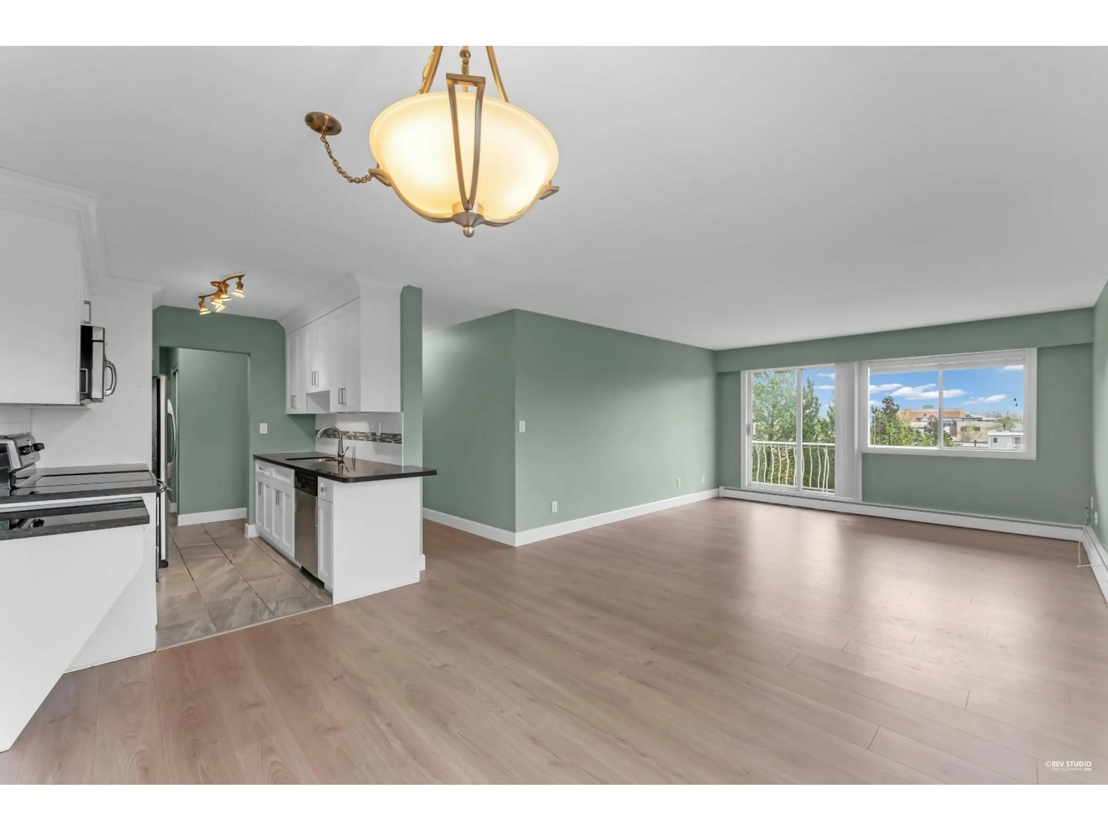 Open concept kitchen, wood/laminate floor for 322 - 17707 57A AVENUE, Surrey British Columbia V3S1J2