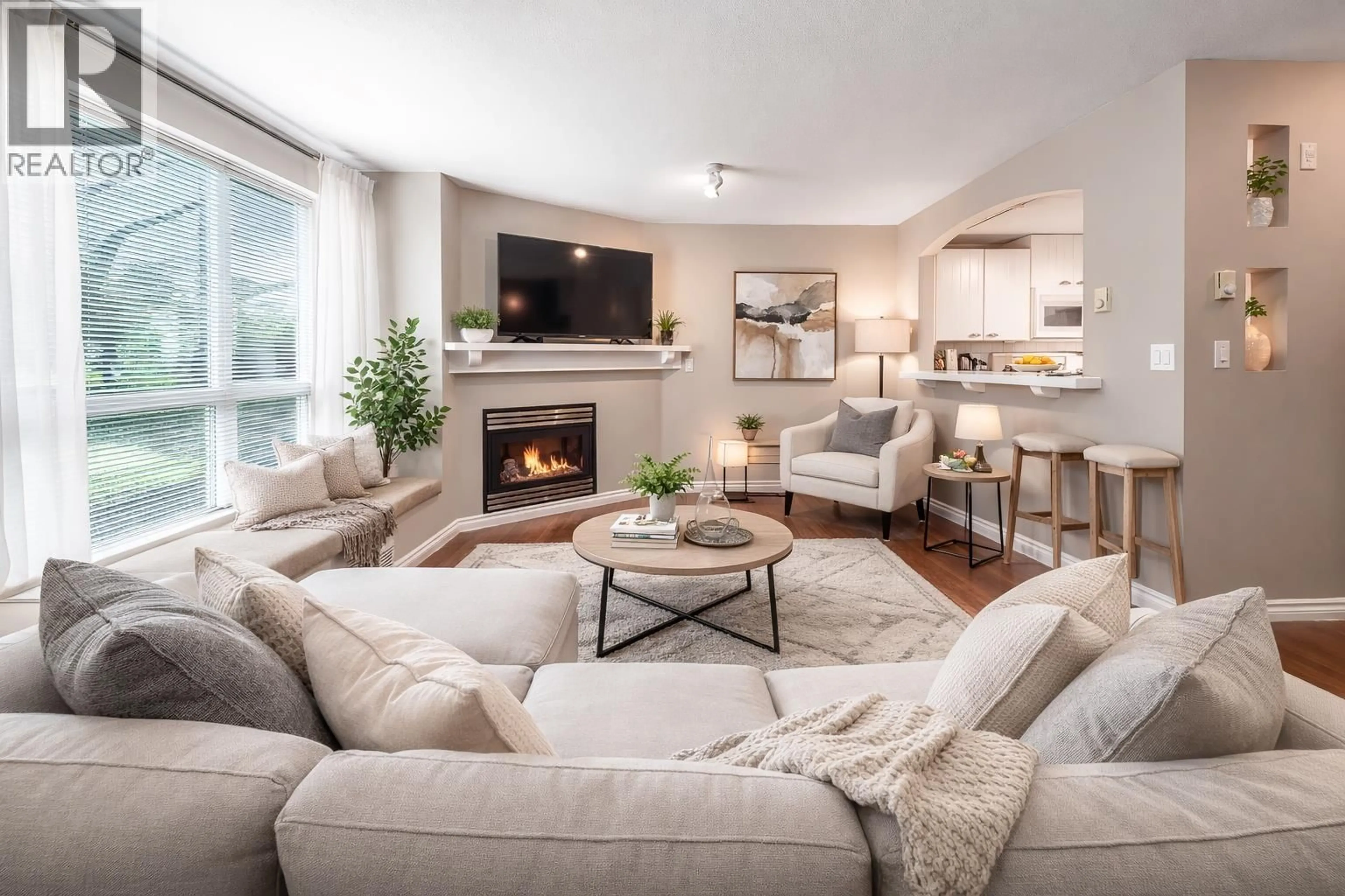 Living room with furniture, unknown for 15 - 1015 LYNN VALLEY ROAD, North Vancouver British Columbia V7J1Z6