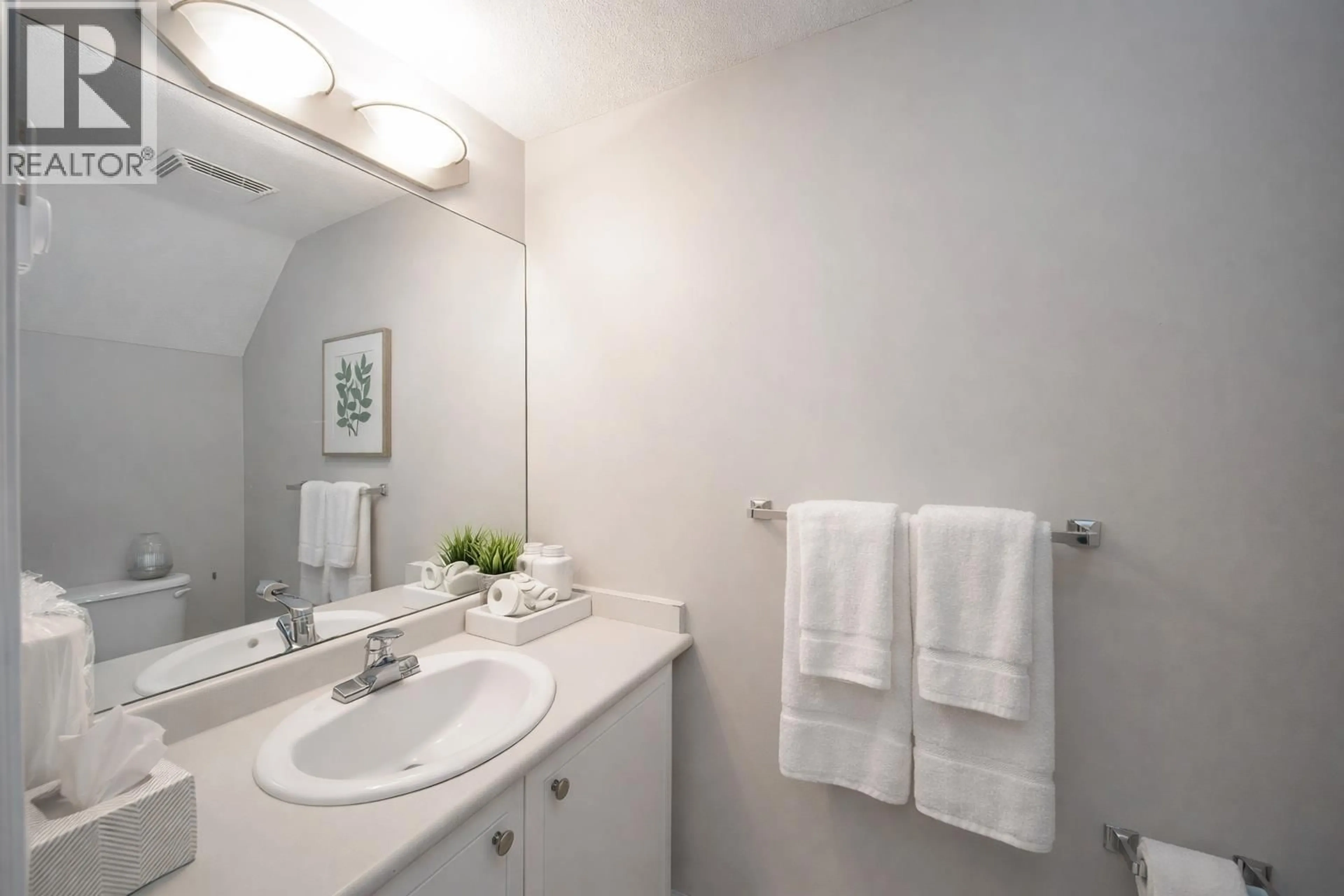 Standard bathroom, ceramic/tile floor for 15 - 1015 LYNN VALLEY ROAD, North Vancouver British Columbia V7J1Z6