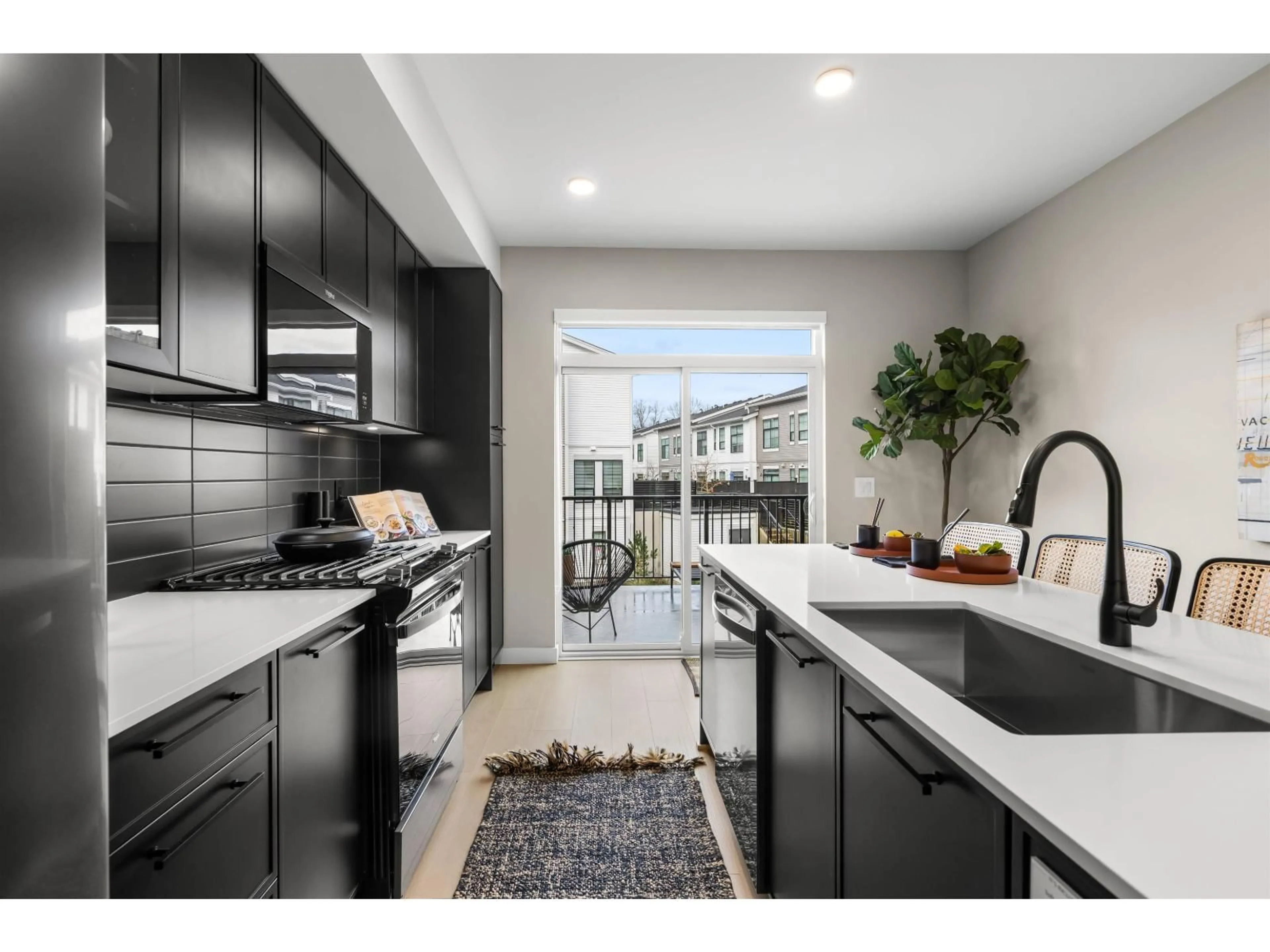 Open concept kitchen, ceramic/tile floor for 1 - 2886 MONTROSE AVENUE, Abbotsford British Columbia V2S0N7