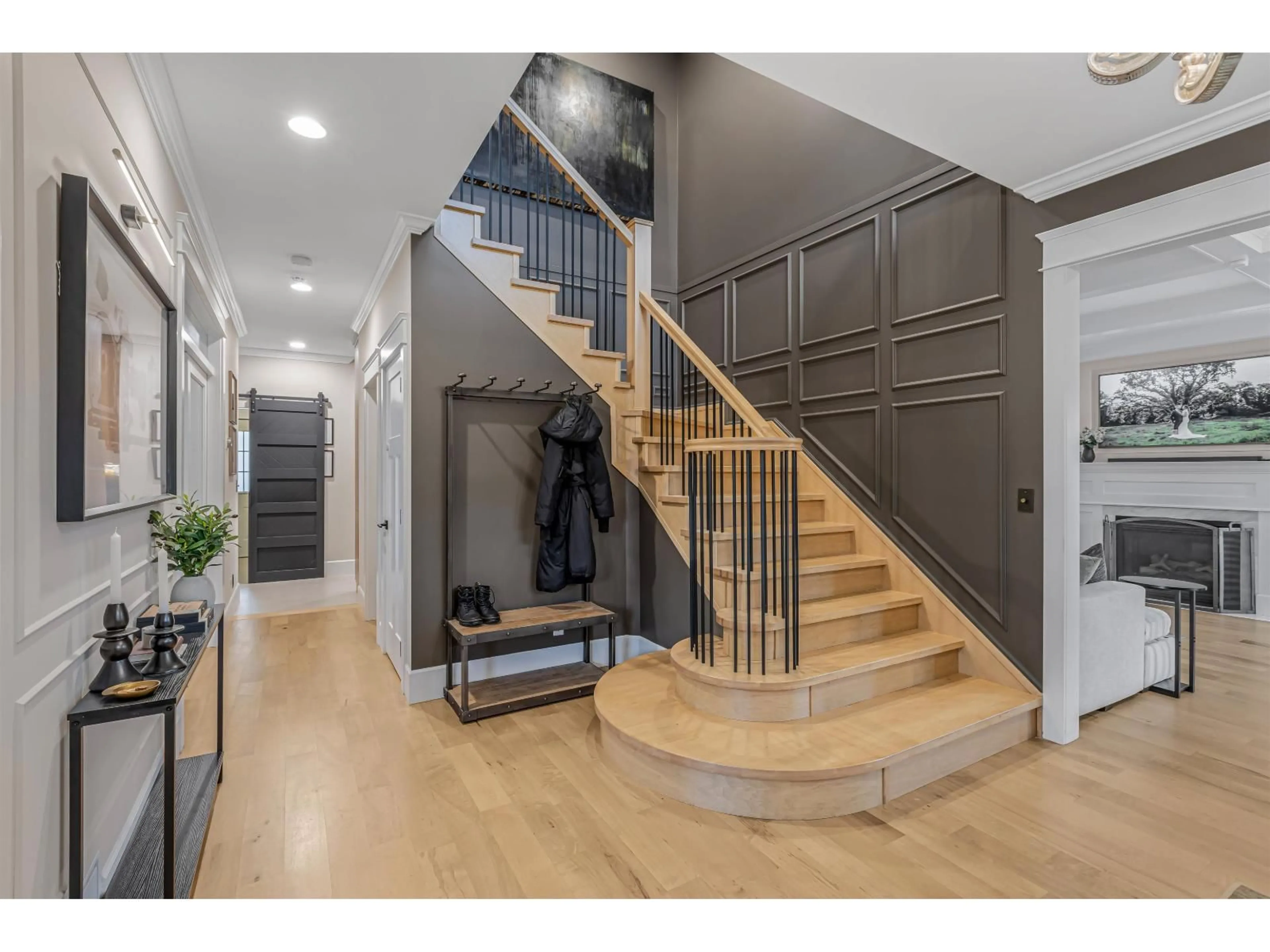 Indoor entryway for 31500 MCFALL TERRACE, Mission British Columbia V4S1E3