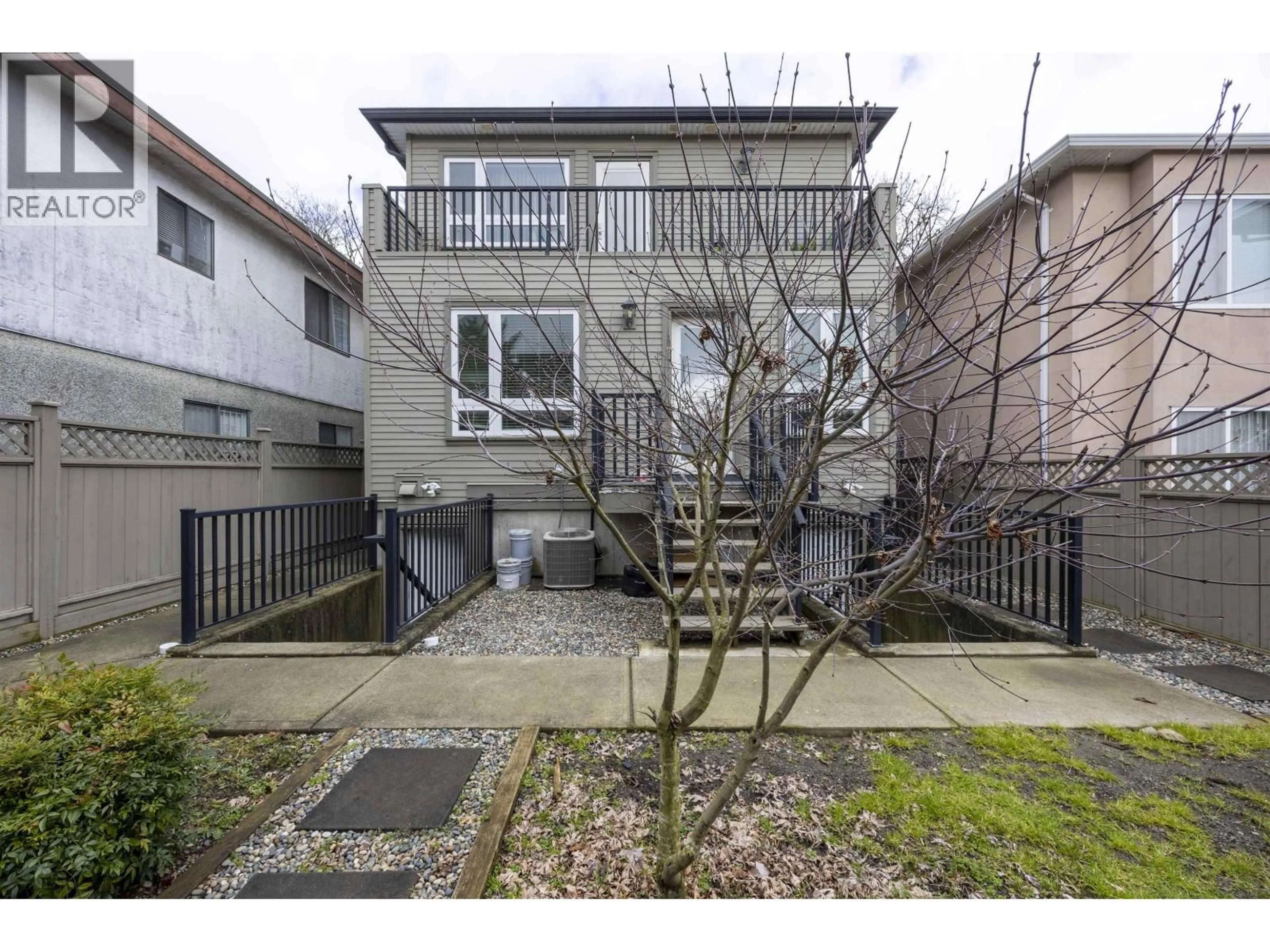 Patio, street for 2118 WAVERLEY AVENUE, Vancouver British Columbia V5P1R5