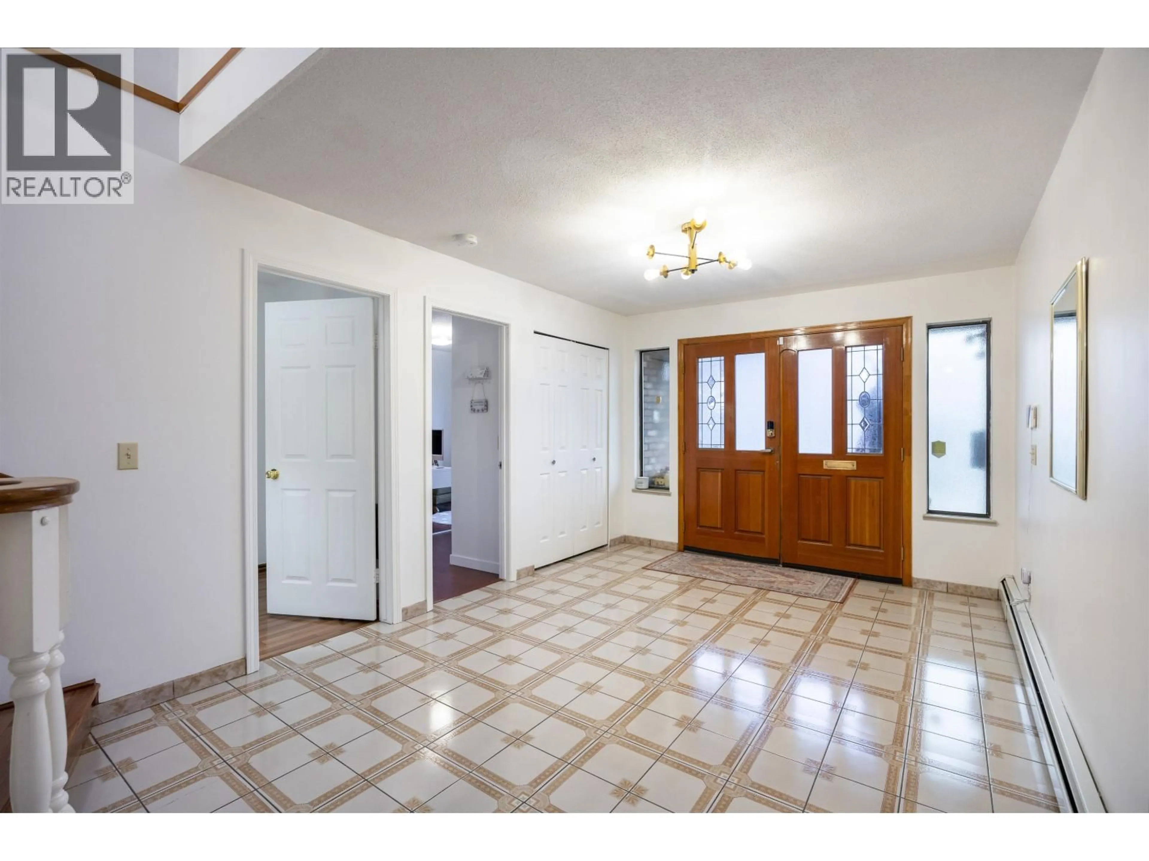 Indoor foyer for 6126 DICKENS STREET, Burnaby British Columbia V5H1W7