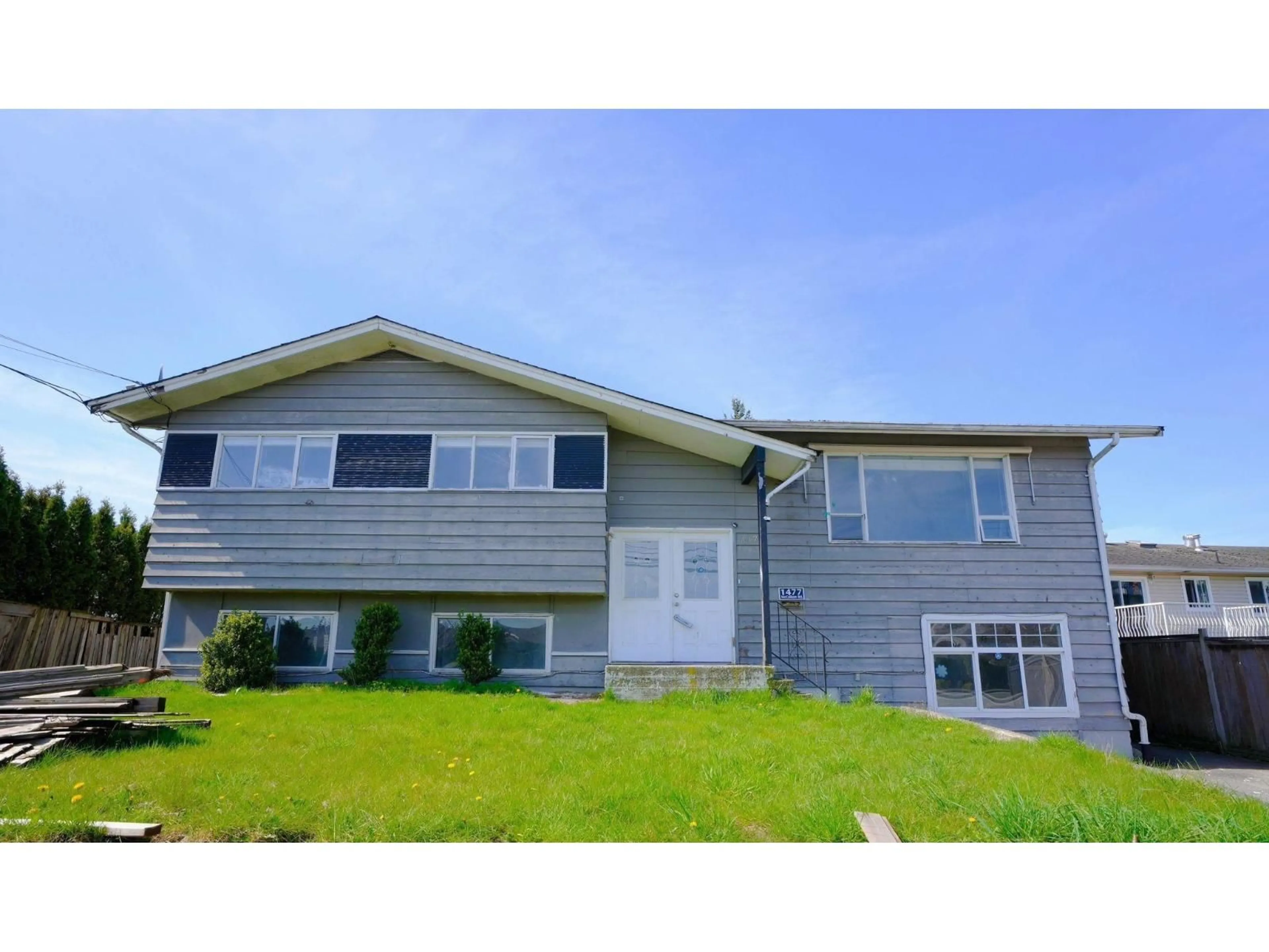 Home with vinyl exterior material, street for 1477 MCCALLUM ROAD, Abbotsford British Columbia V2S8B2