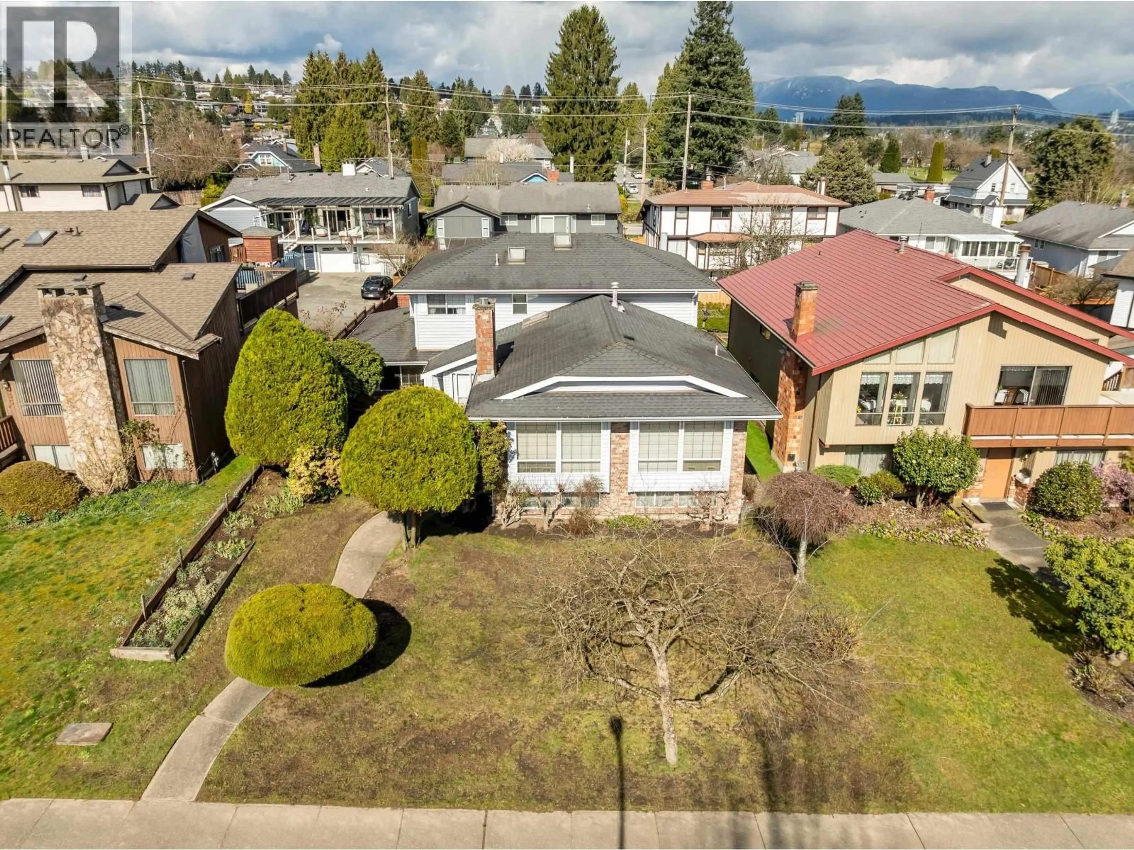 A pic from outside/outdoor area/front of a property/back of a property/a pic from drone, street for 431 GLENBROOK DRIVE, New Westminster British Columbia V3L5J3