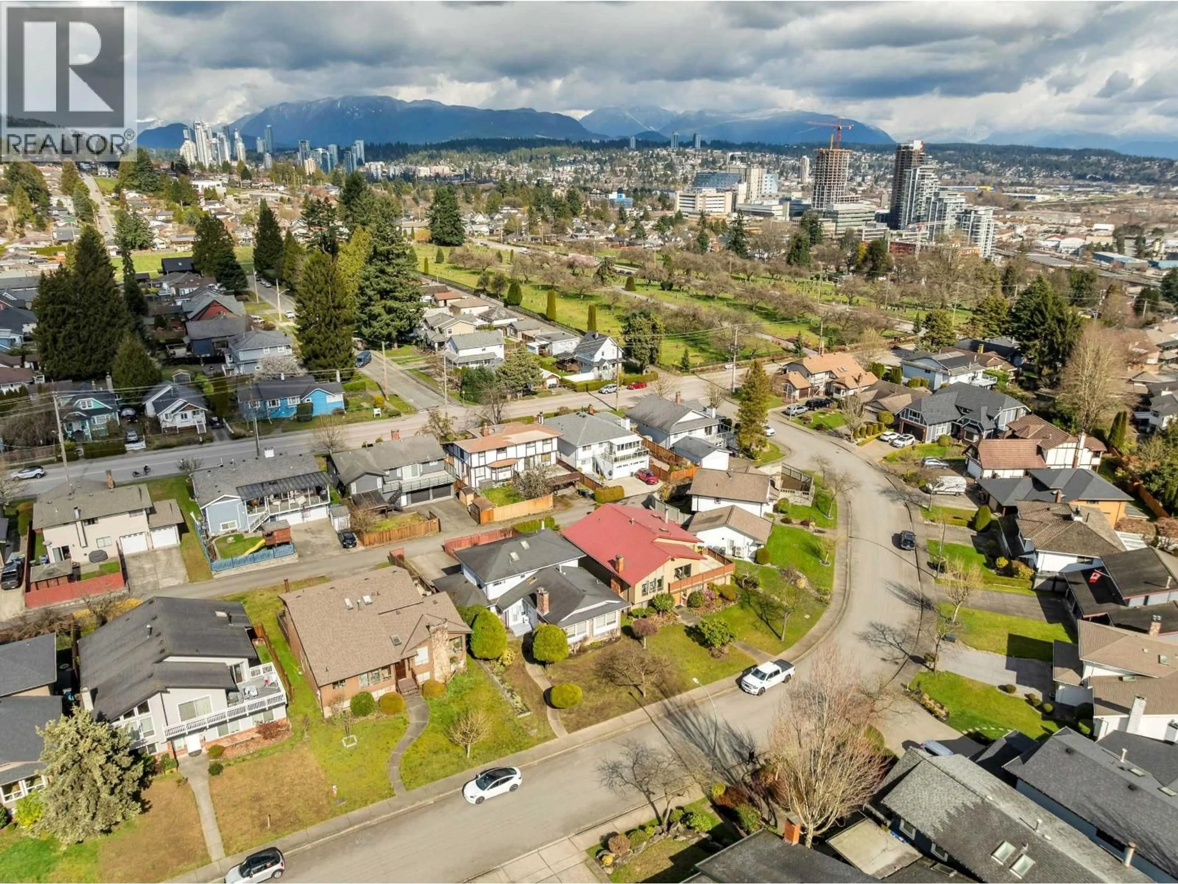 A pic from outside/outdoor area/front of a property/back of a property/a pic from drone, mountain view for 431 GLENBROOK DRIVE, New Westminster British Columbia V3L5J3