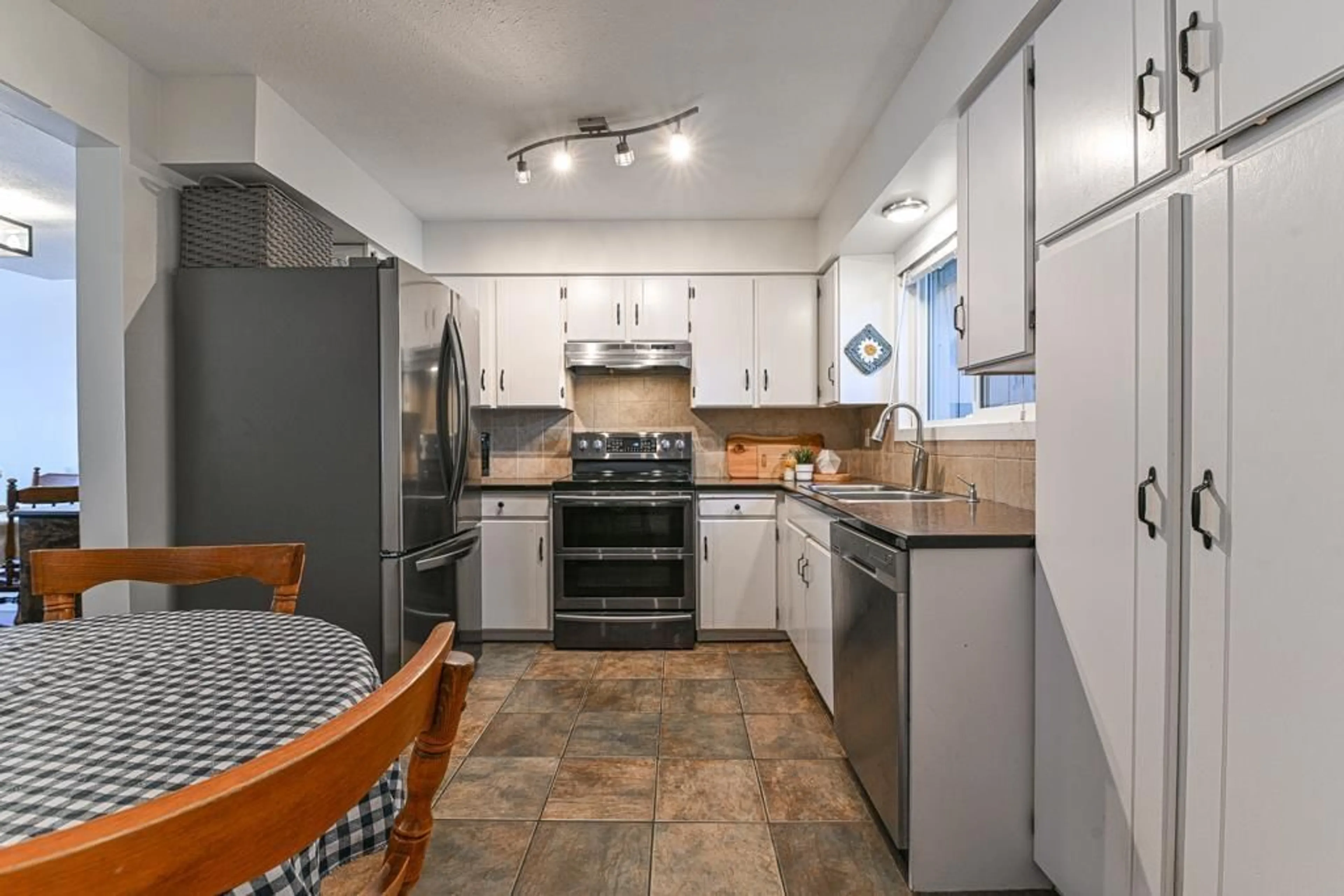 Standard kitchen, ceramic/tile floor for 9 - 32870 BEVAN WAY, Abbotsford British Columbia V2S6R3