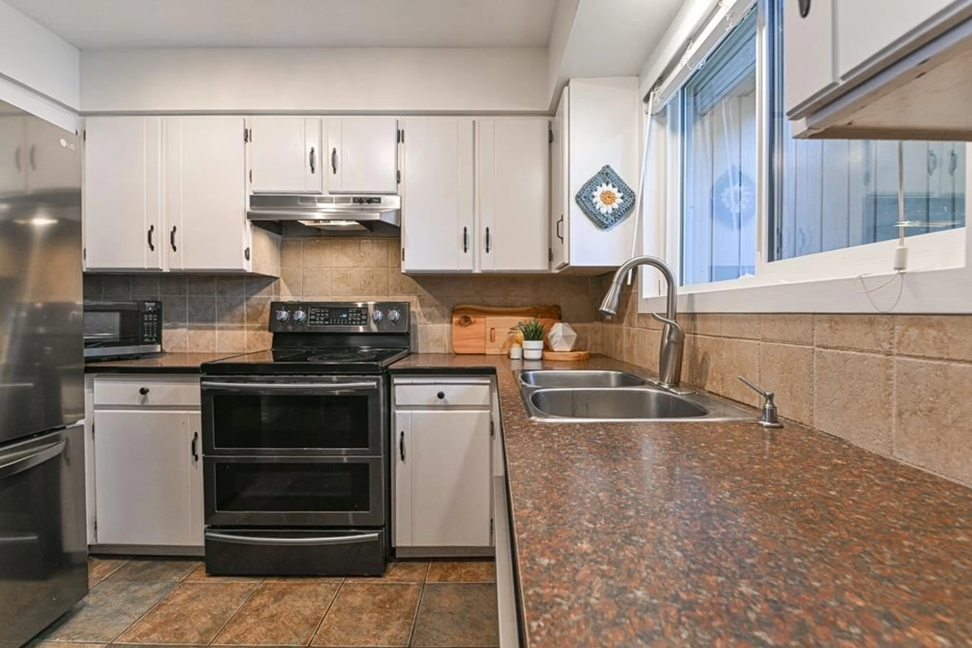 Standard kitchen, ceramic/tile floor for 9 - 32870 BEVAN WAY, Abbotsford British Columbia V2S6R3