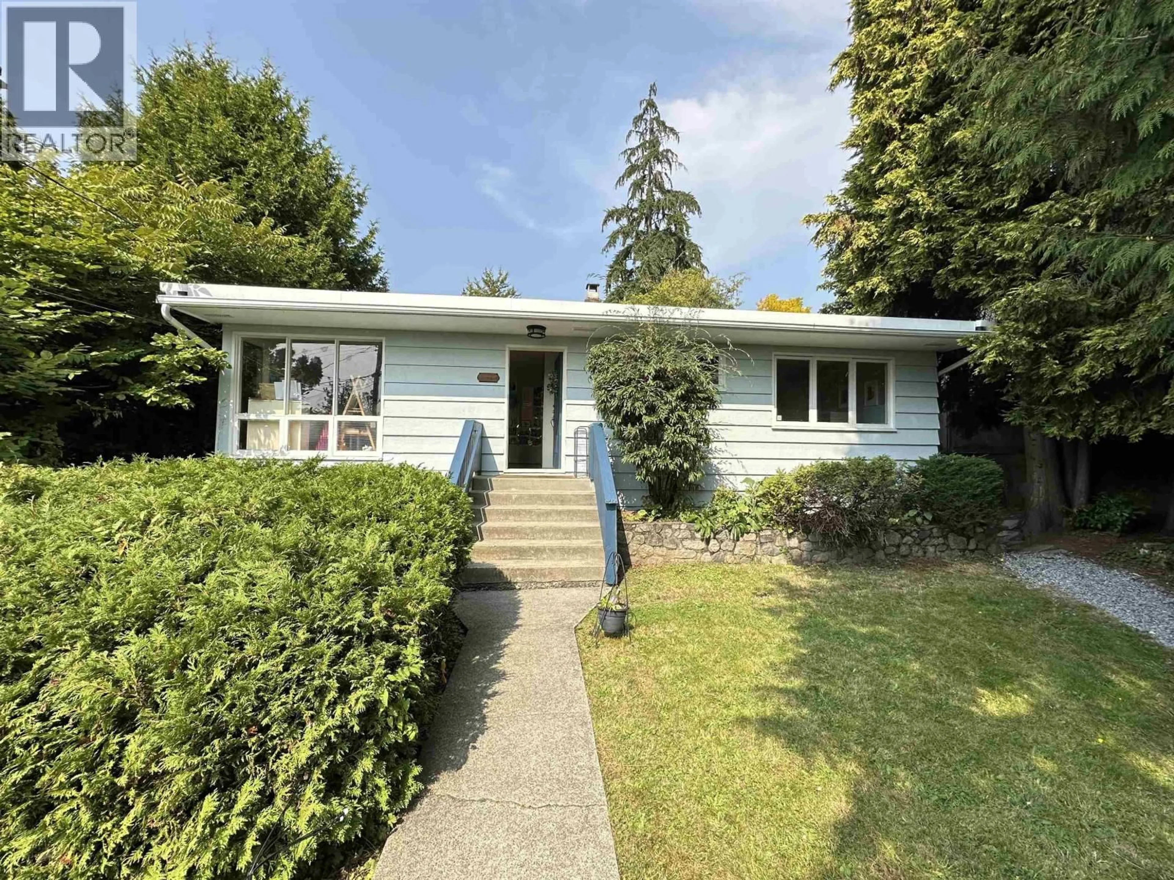 Home with vinyl exterior material, street for 1115 HAYWOOD AVENUE, West Vancouver British Columbia V7T1T8