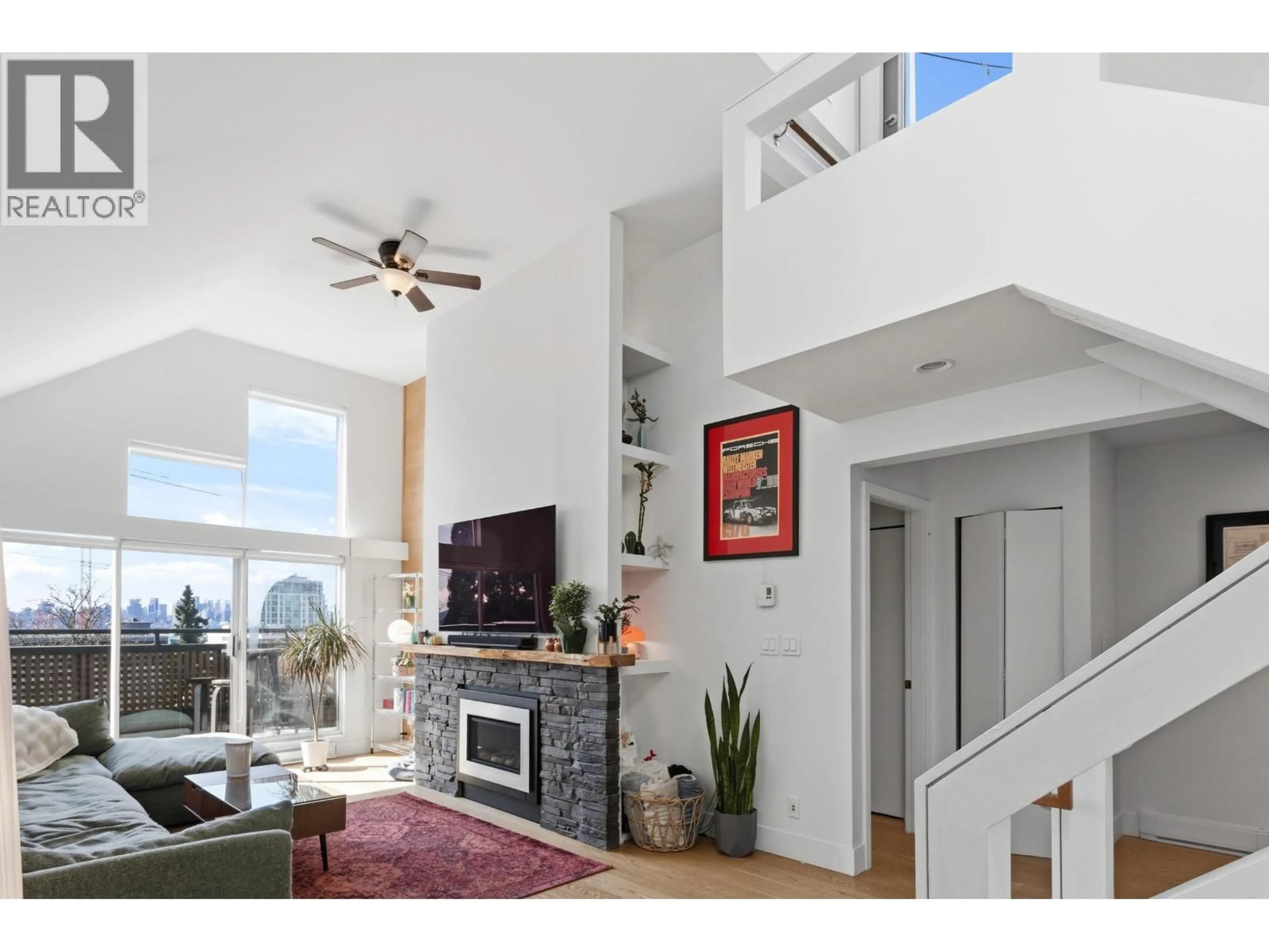 Indoor entryway for D - 225 E 4TH STREET, North Vancouver British Columbia V7L1J1